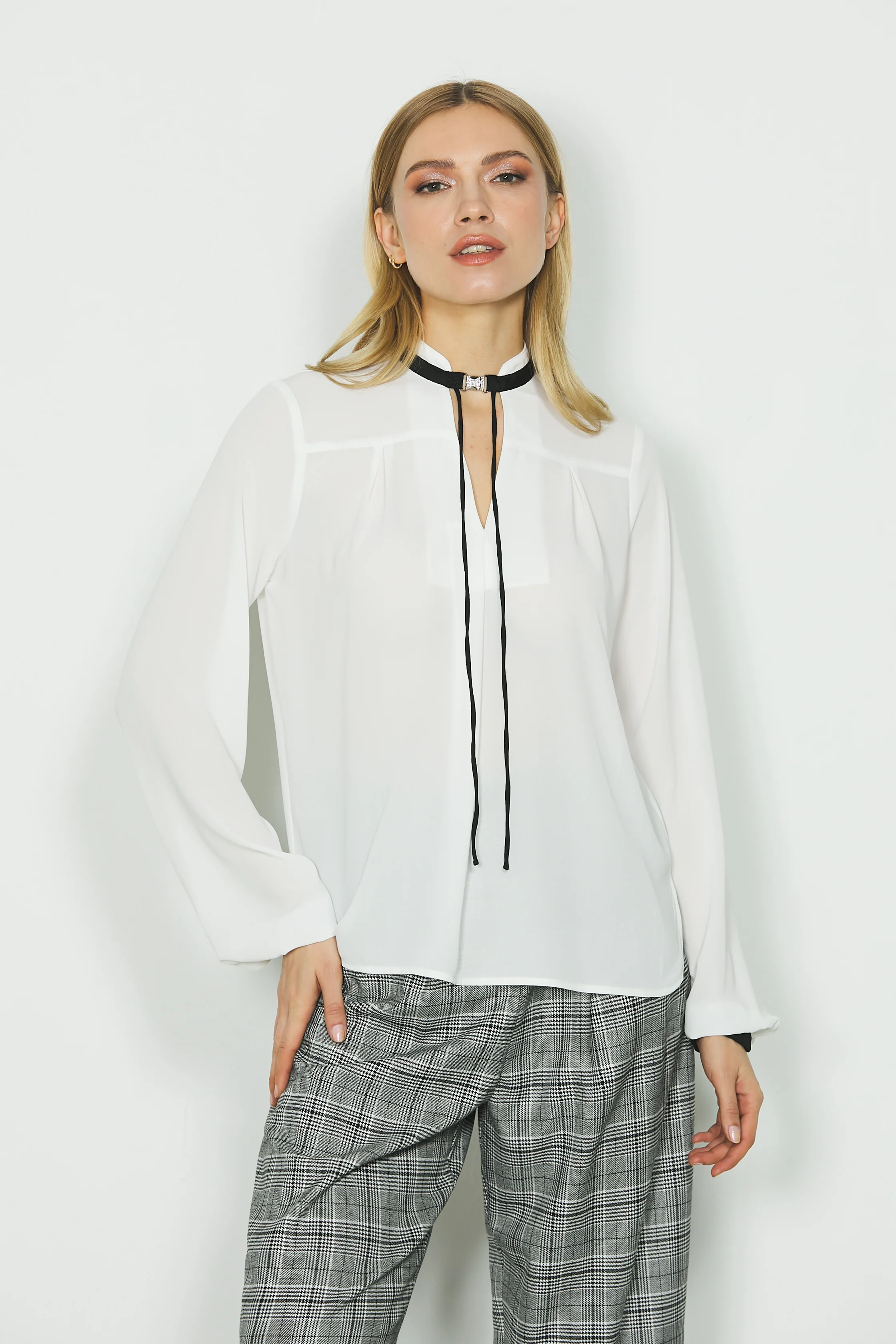 Blusa ADIMA manica lunga collo koreana con bordi a contrasto più fibbia gioiello più laccetti - Image 3