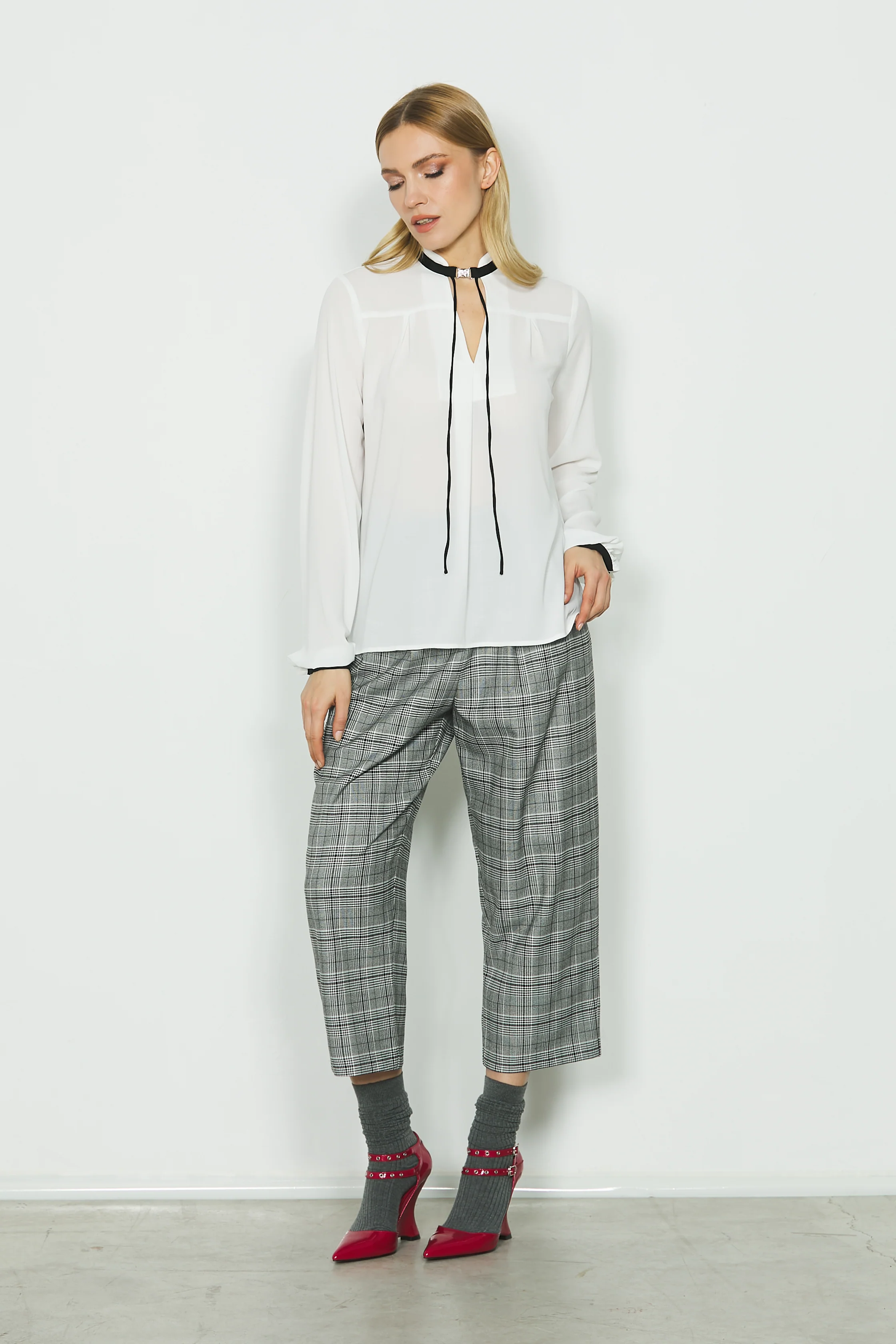 Blusa ADIMA manica lunga collo koreana con bordi a contrasto più fibbia gioiello più laccetti - Image 6