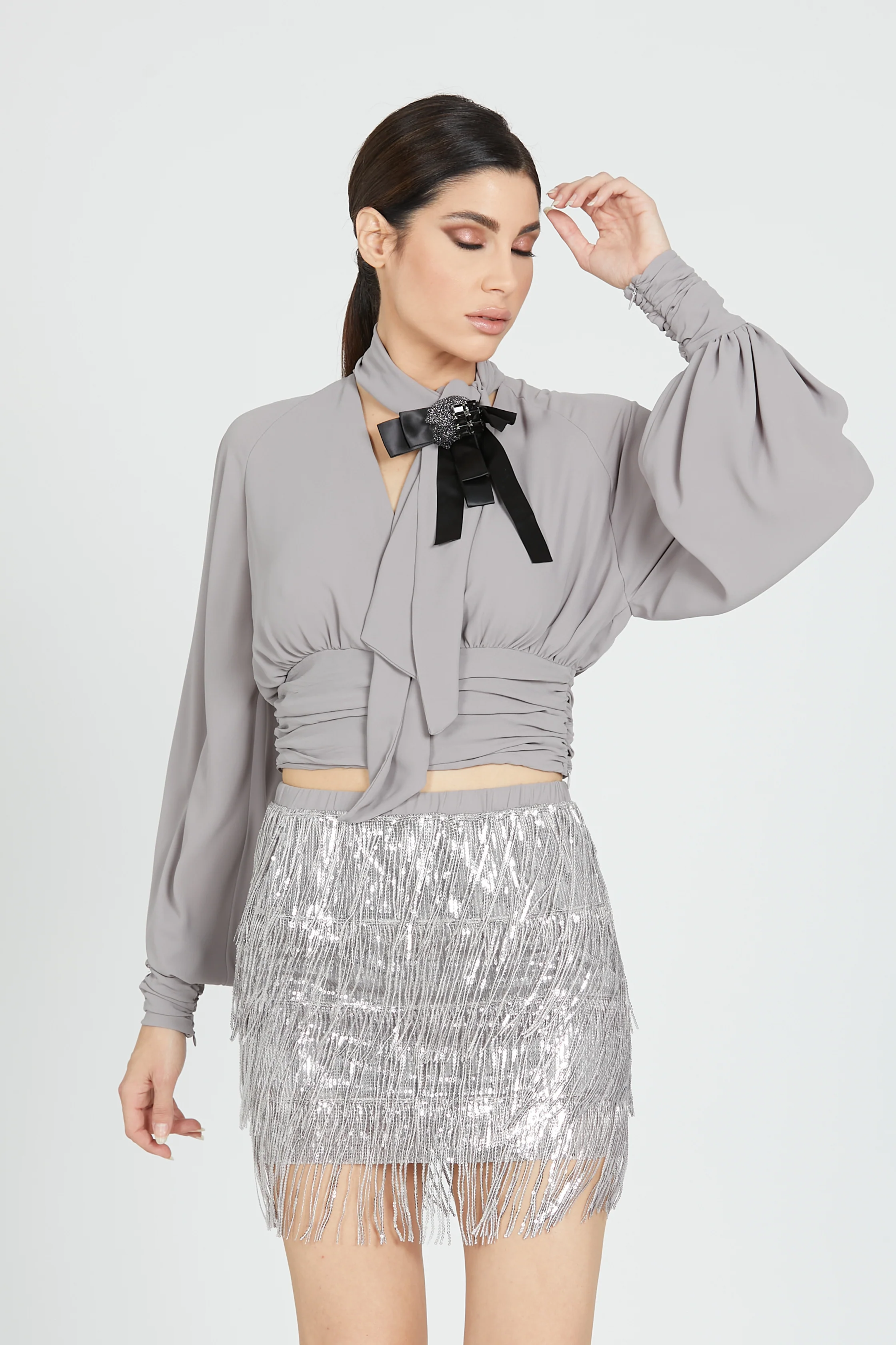 Blusa AGLO corta doppio scollo a v manica lunga con fusciacca più pieghe più arricci più spilla - Image 2