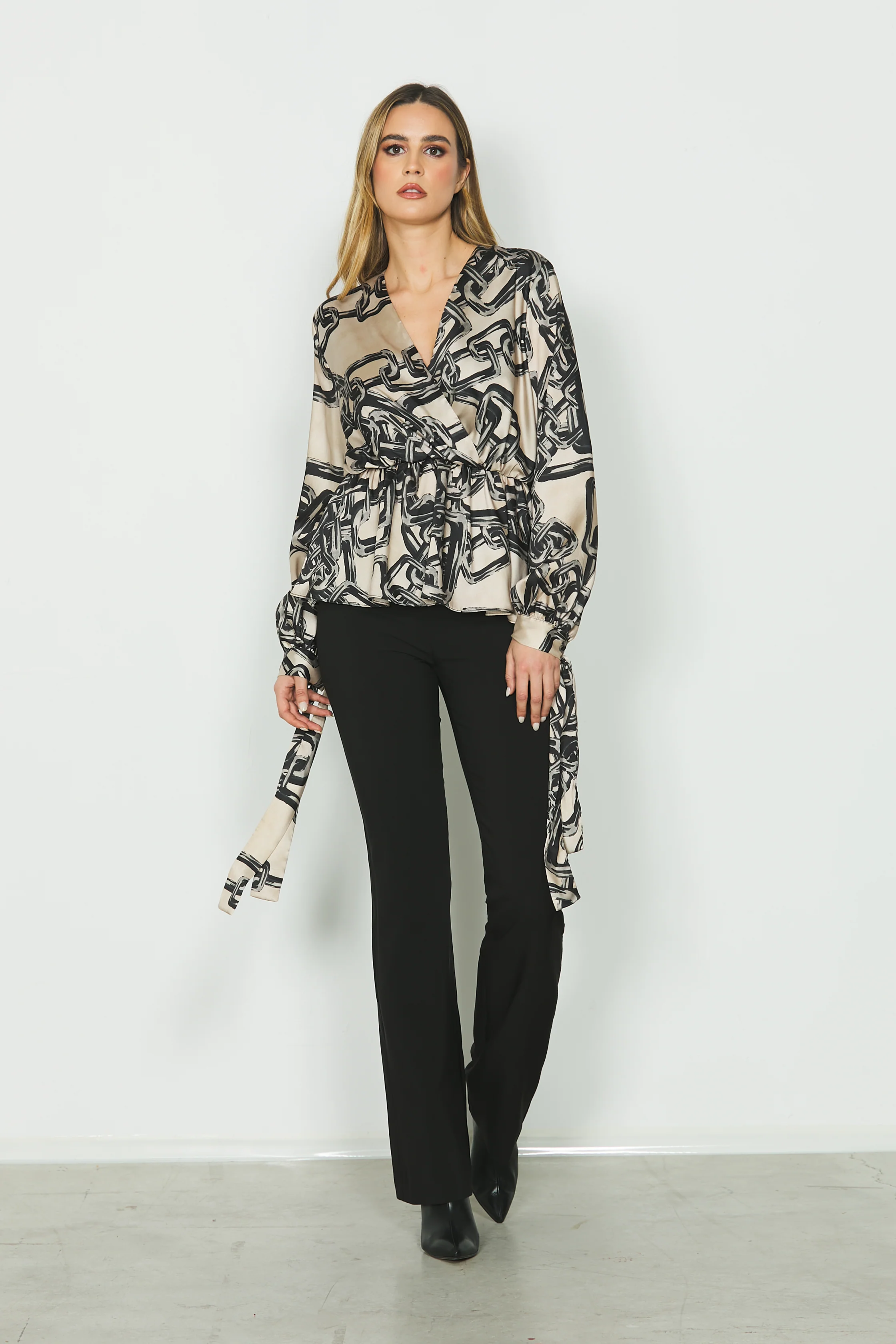 Blusa CATIA manica lunga con fusciacca scollo a incrocio con elastico fantasia catene - Image 4