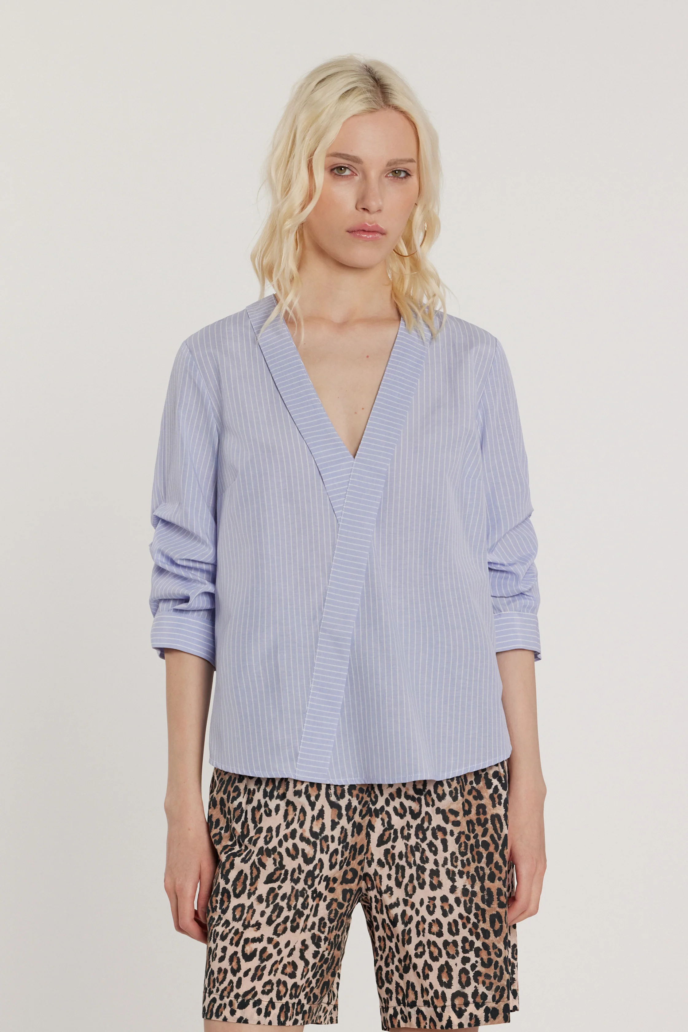 Blusa CLERYS maniche tre quarti effetto arricciato scollo incrocio con risvolto righe