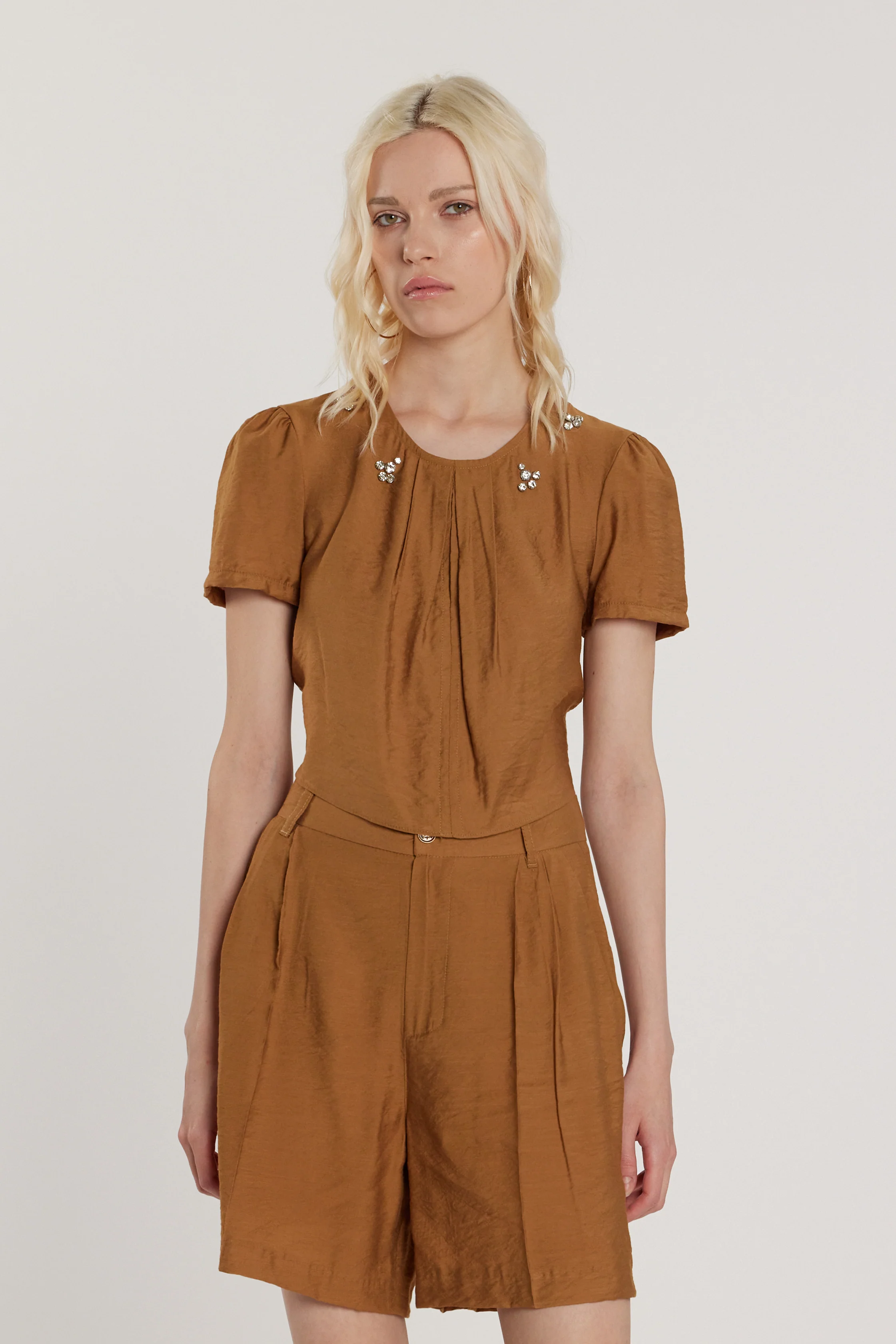 Blusa DEMARTY corta maniche corte con applicazioni gioiello più pieghe più oblò sulla schiena più coulisse