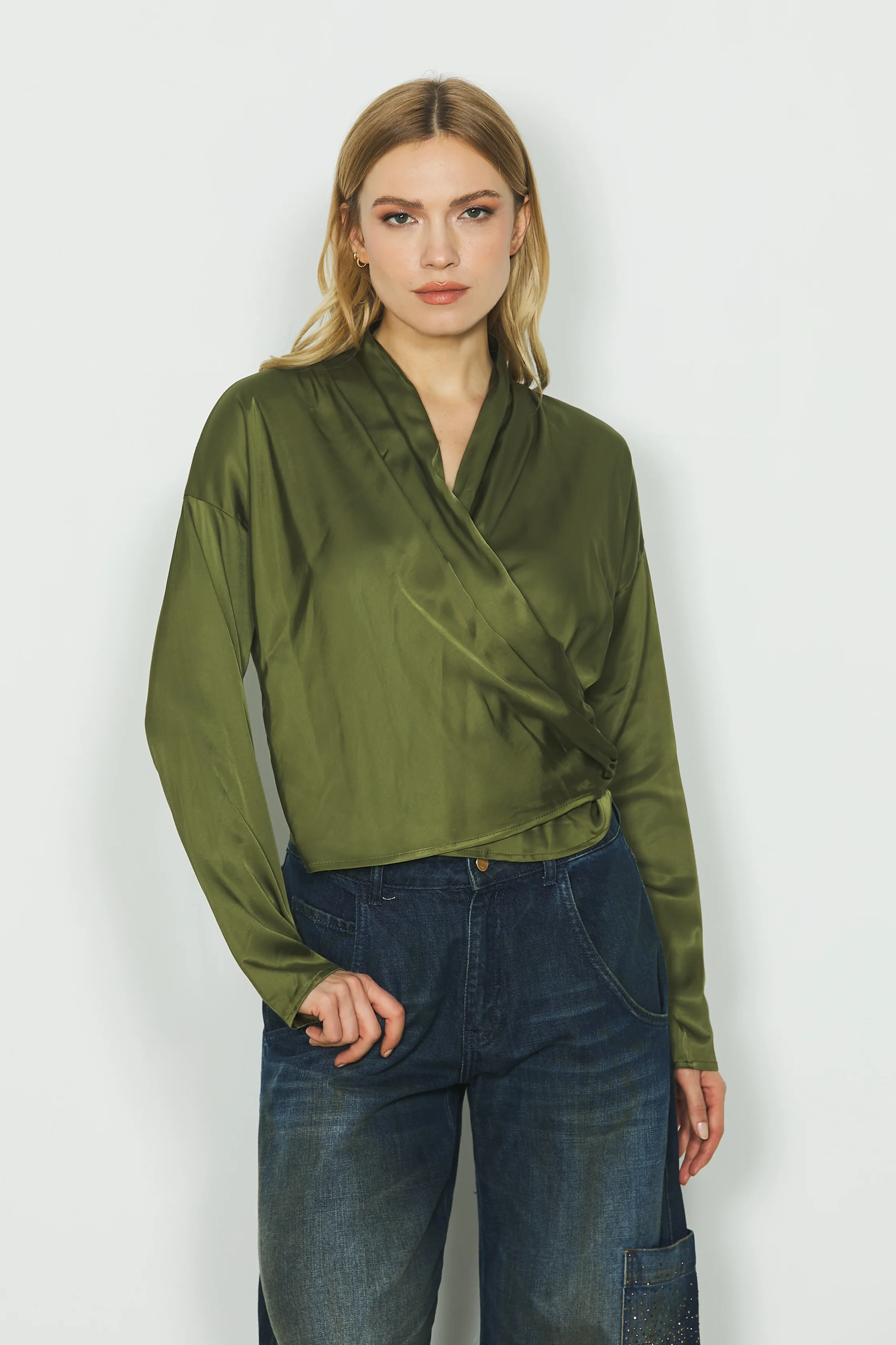 Blusa GRETAS manica lunga spalla scesa scollo incrocio in raso - Image 4