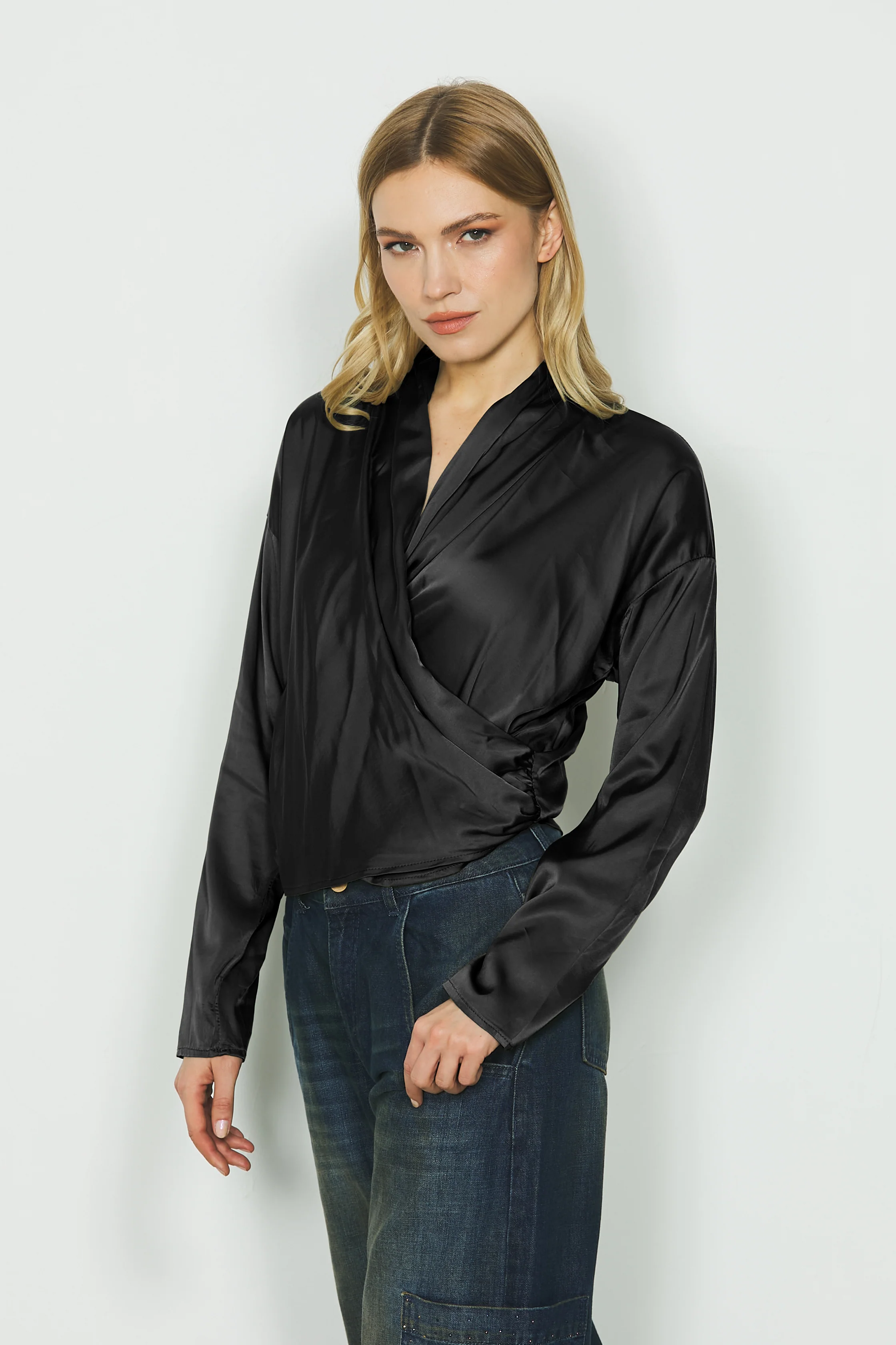 Blusa GRETAS manica lunga spalla scesa scollo incrocio in raso - Image 5