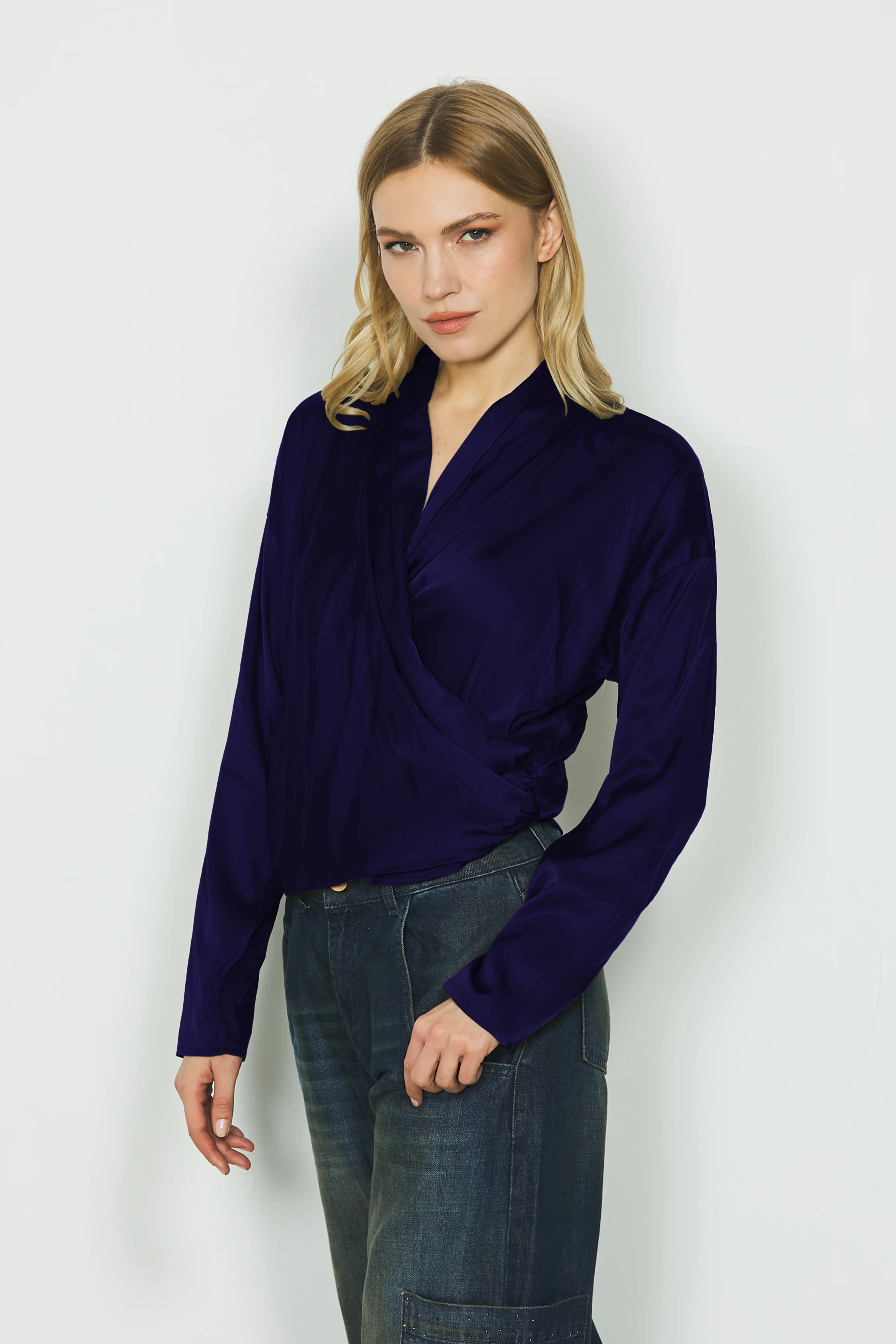 Blusa GRETAS manica lunga spalla scesa scollo incrocio in raso - Image 7