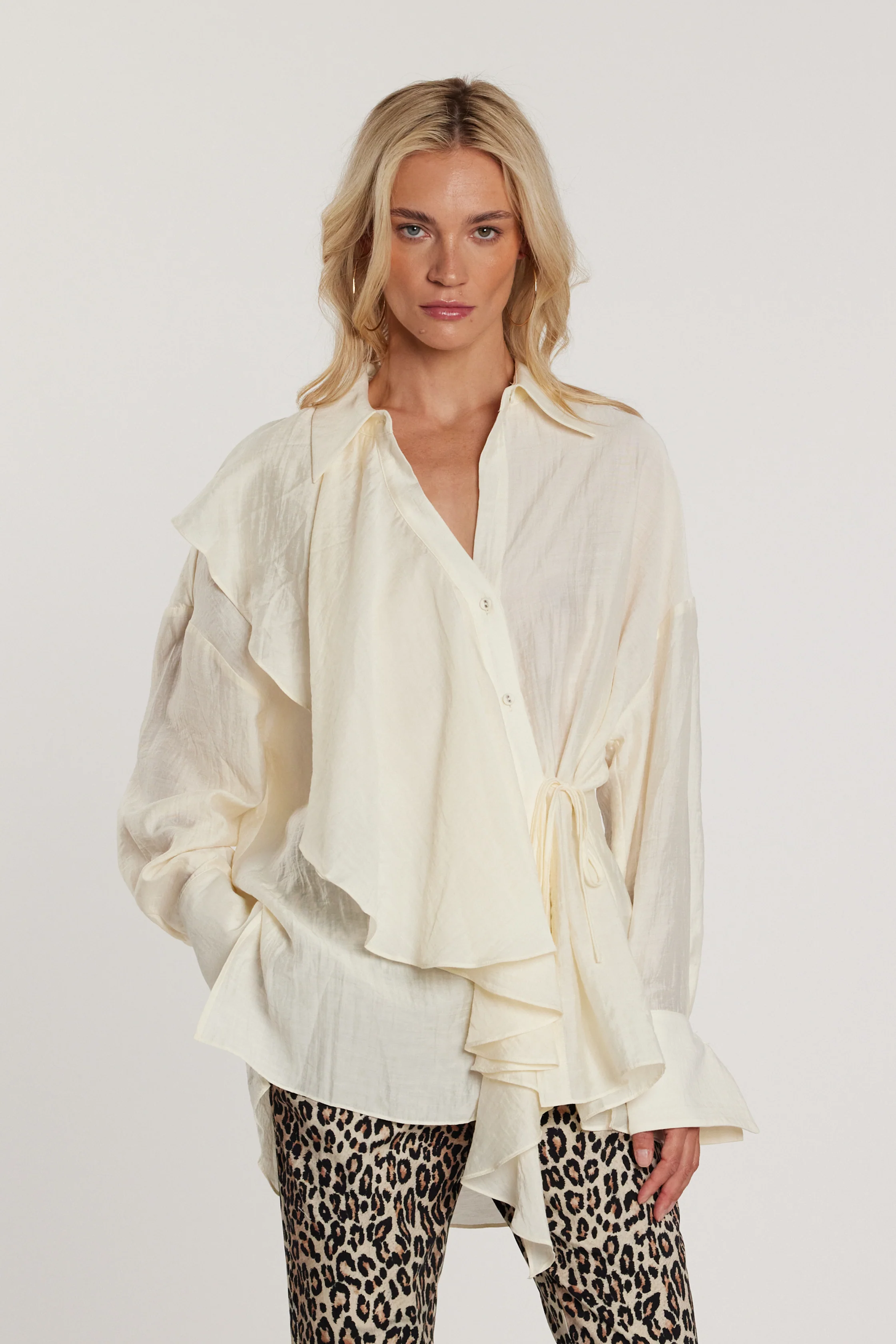 Blusa HALLE lunga maniche lunghe con incrocio più laccetto sul fianco più gale over