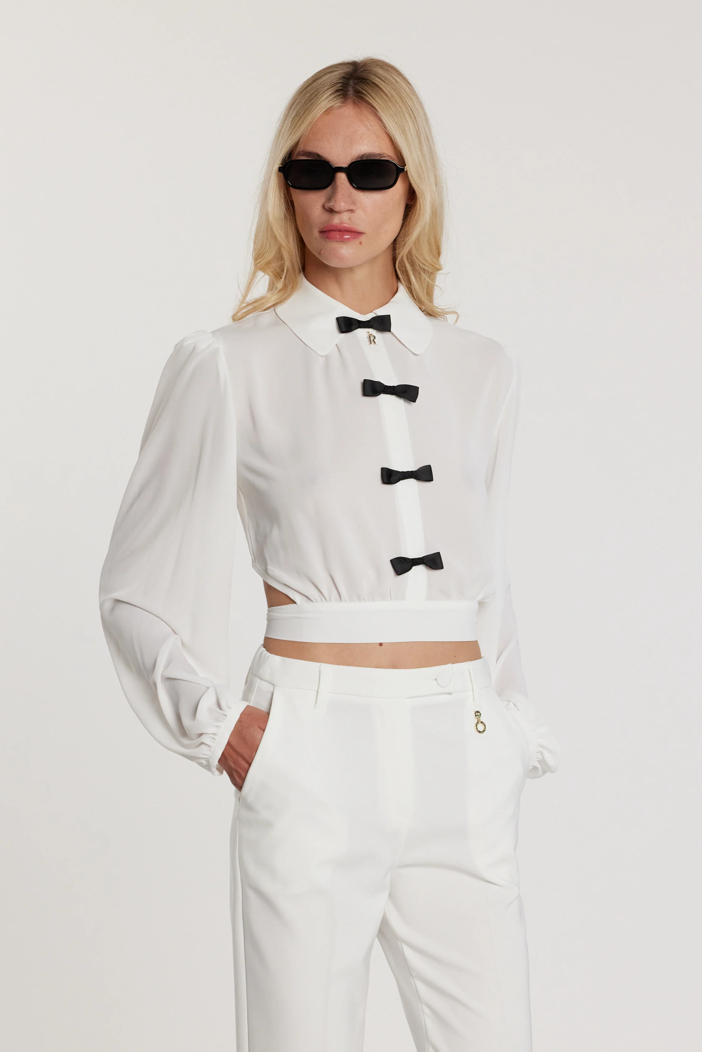 Blusa JANETTE corta maniche lunghe con fiocchi più ciondolo logo più apertura con pannello sulla schiena