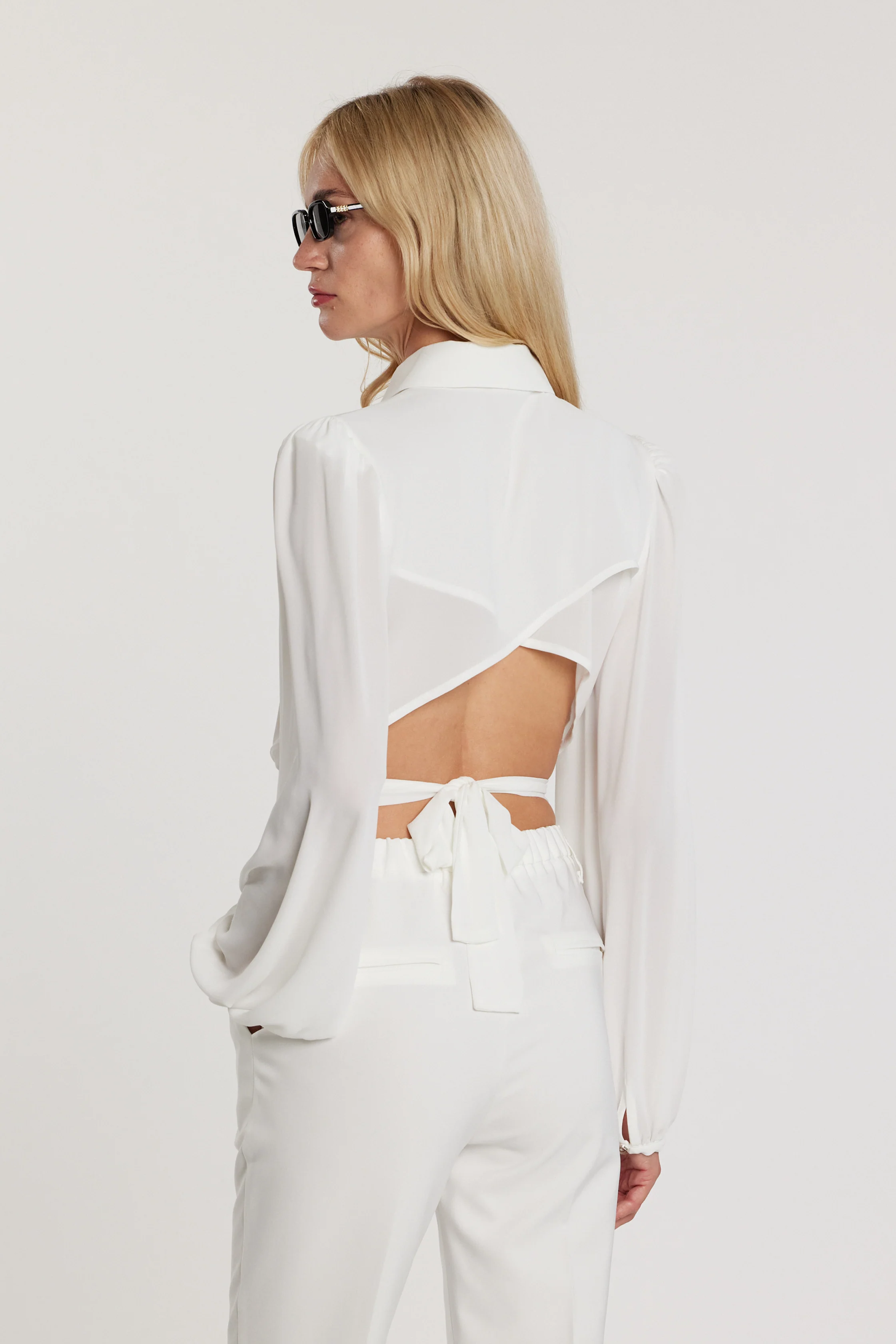 Blusa JANETTE corta maniche lunghe con fiocchi più ciondolo logo più apertura con pannello sulla schiena - Image 3