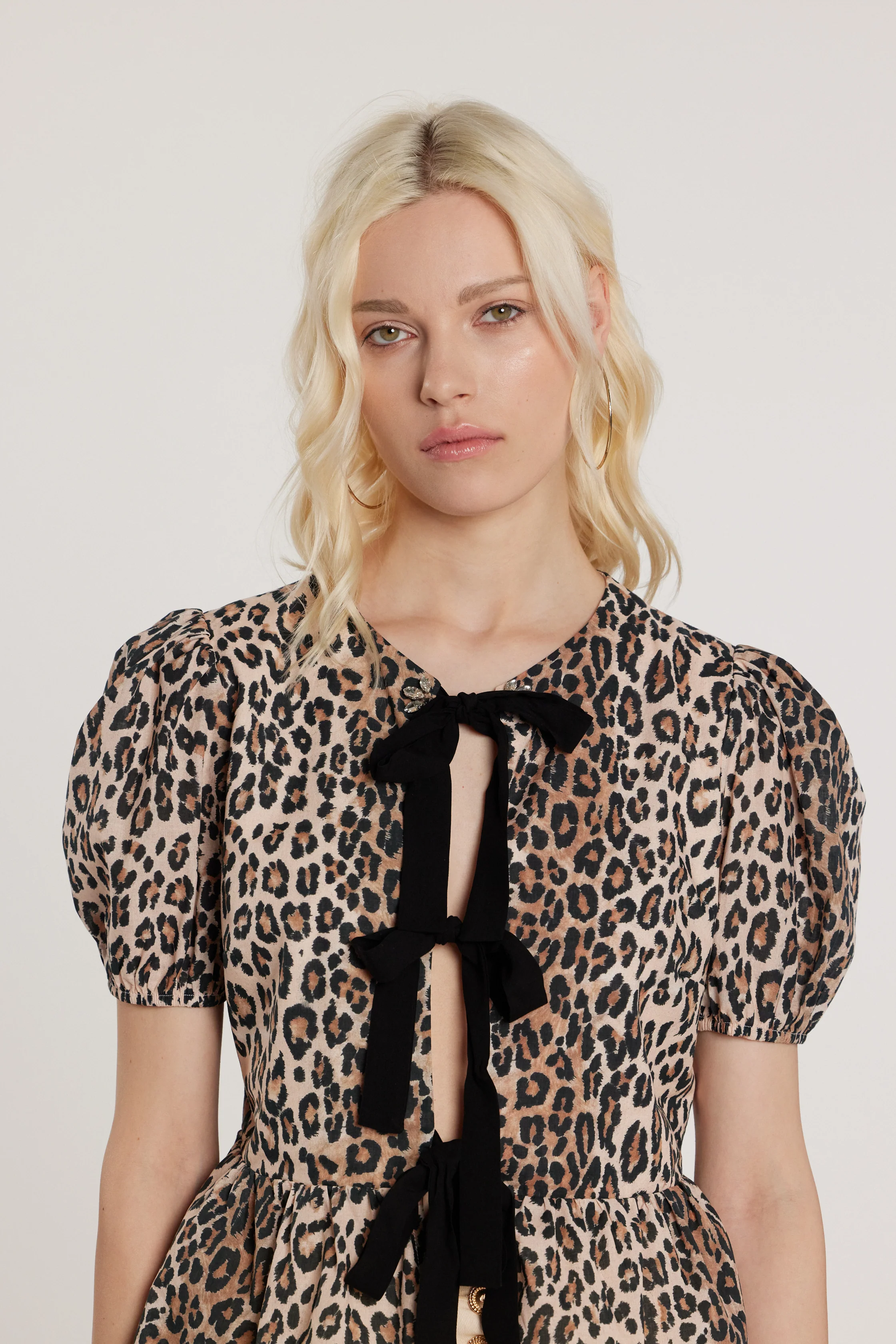 Blusa JONES maniche lunghe palloncino con applicazioni gioiello più fiocchi fantasia animalier - Image 4