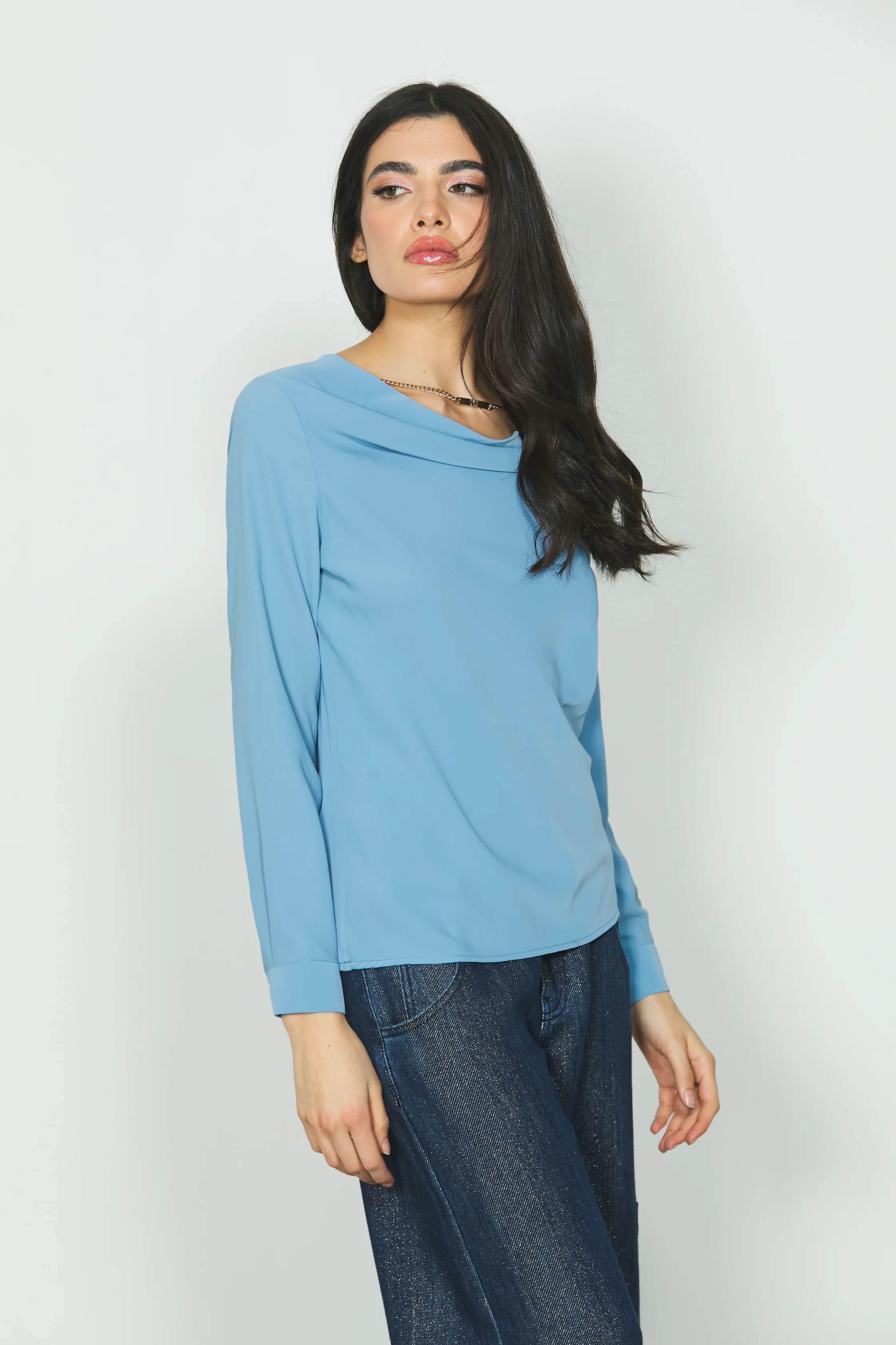 Blusa LEONA manica lunga scollo ampio con collana catena - Image 2