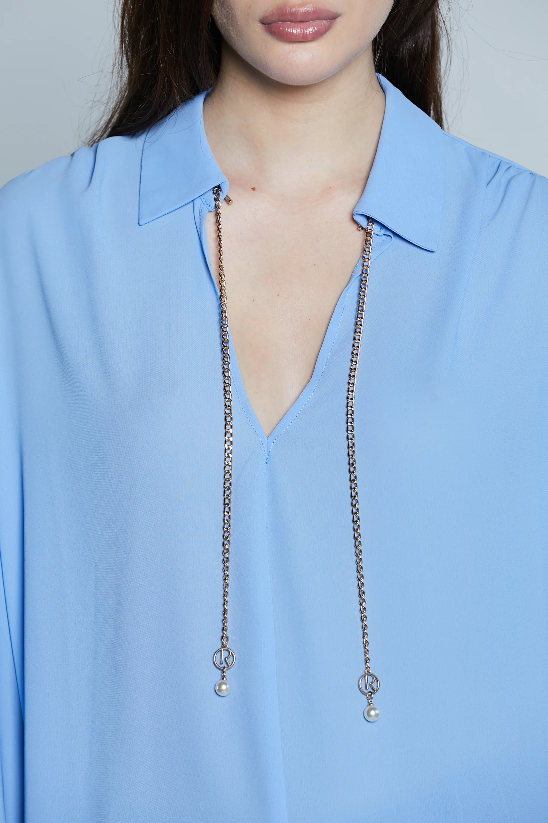 Blusa MARBELLA M/L Scollo V con Catena Logo - Image 4