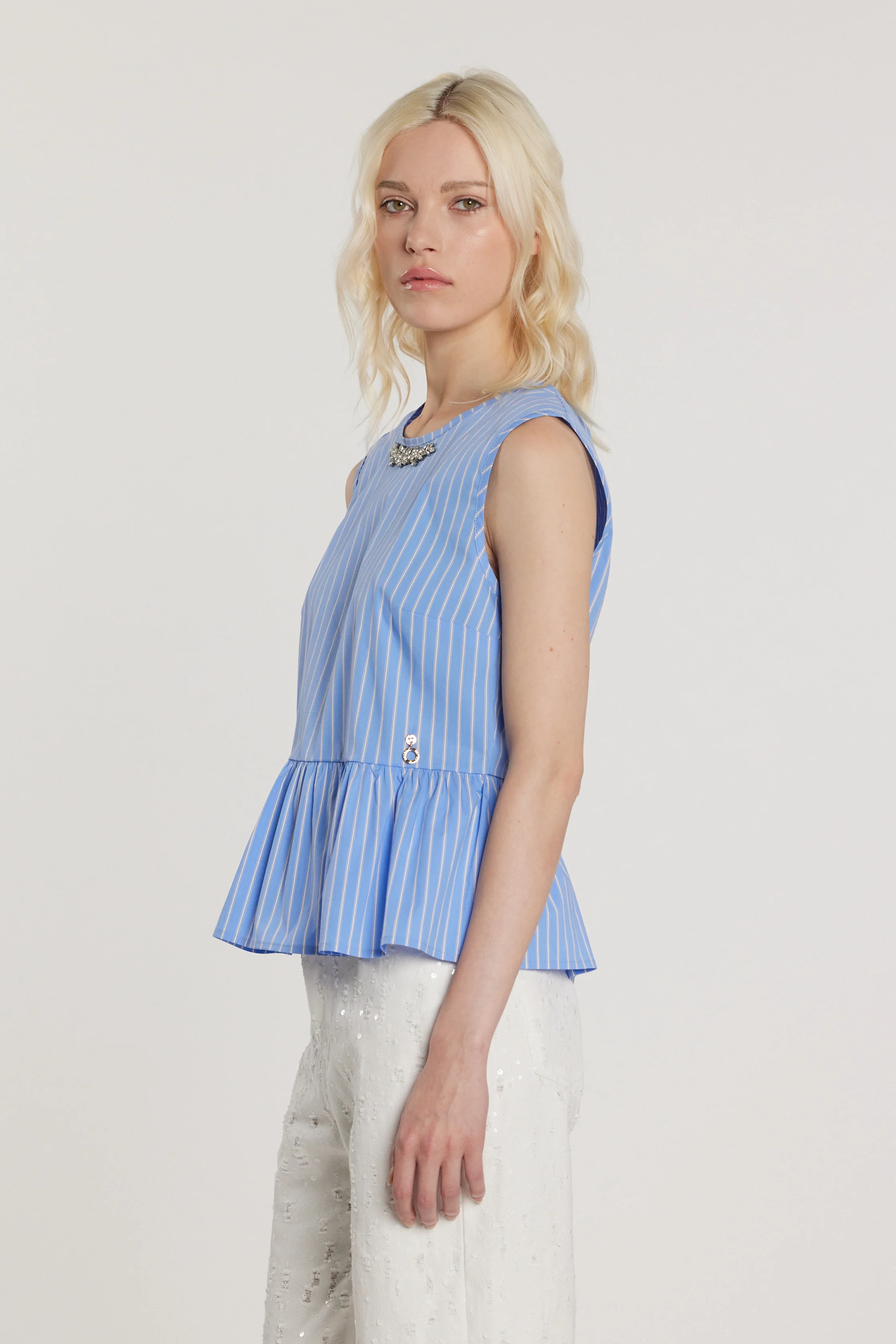 Blusa MERIL smanicata con apertura più fiocchi sulla schiena più applicazioni gioiello più balza fondo righe - Image 2