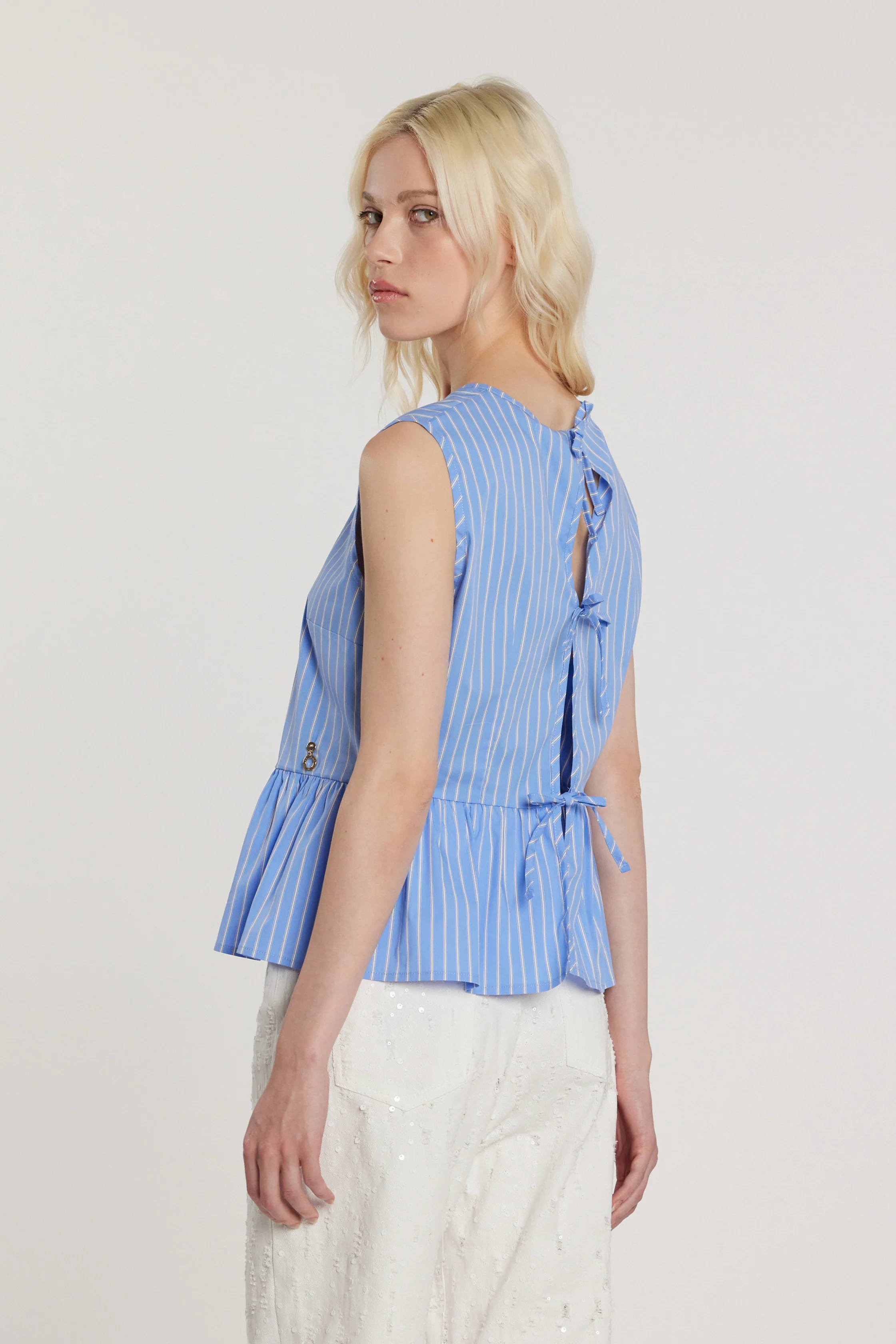 Blusa MERIL smanicata con apertura più fiocchi sulla schiena più applicazioni gioiello più balza fondo righe - Image 3