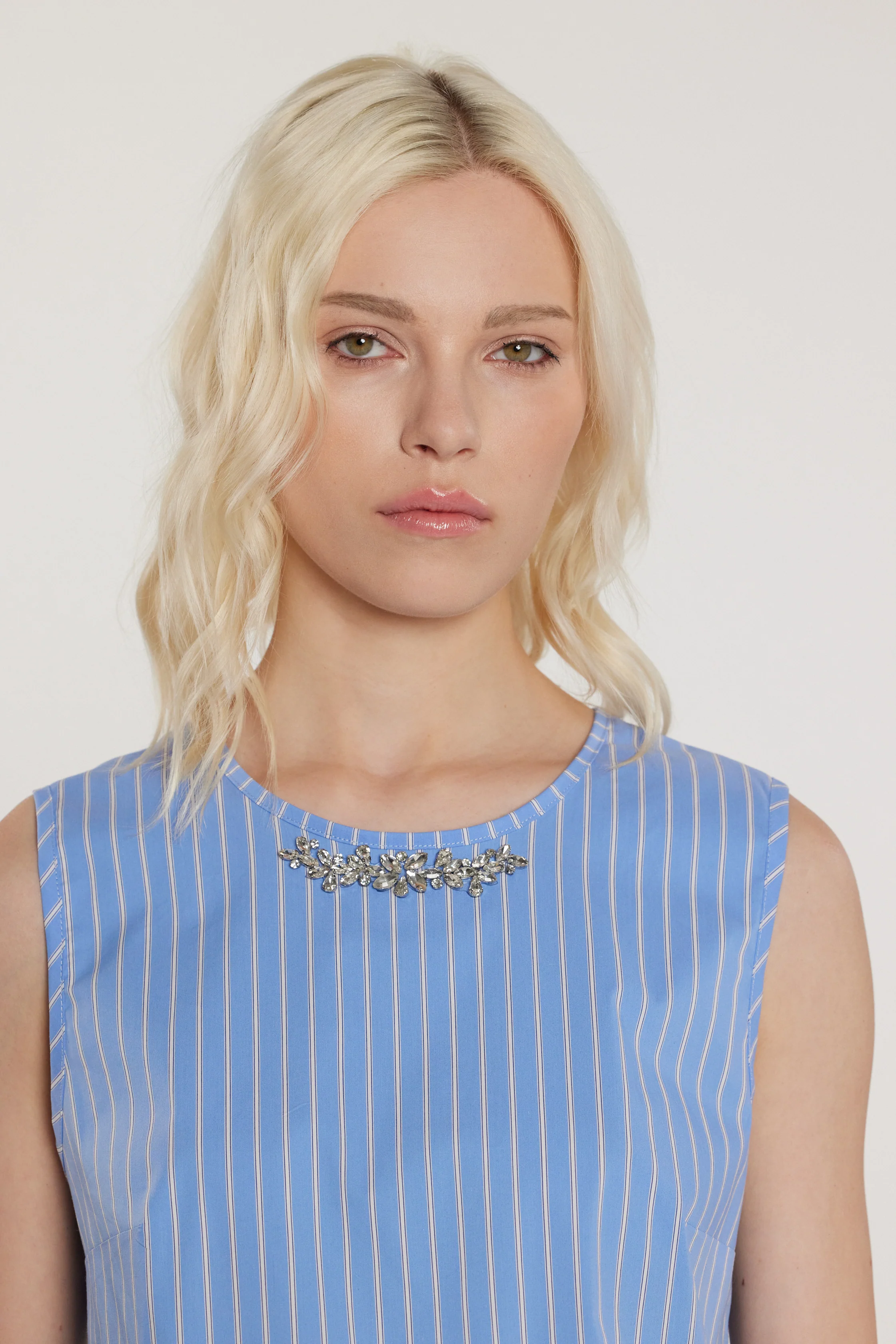 Blusa MERIL smanicata con apertura più fiocchi sulla schiena più applicazioni gioiello più balza fondo righe - Image 4