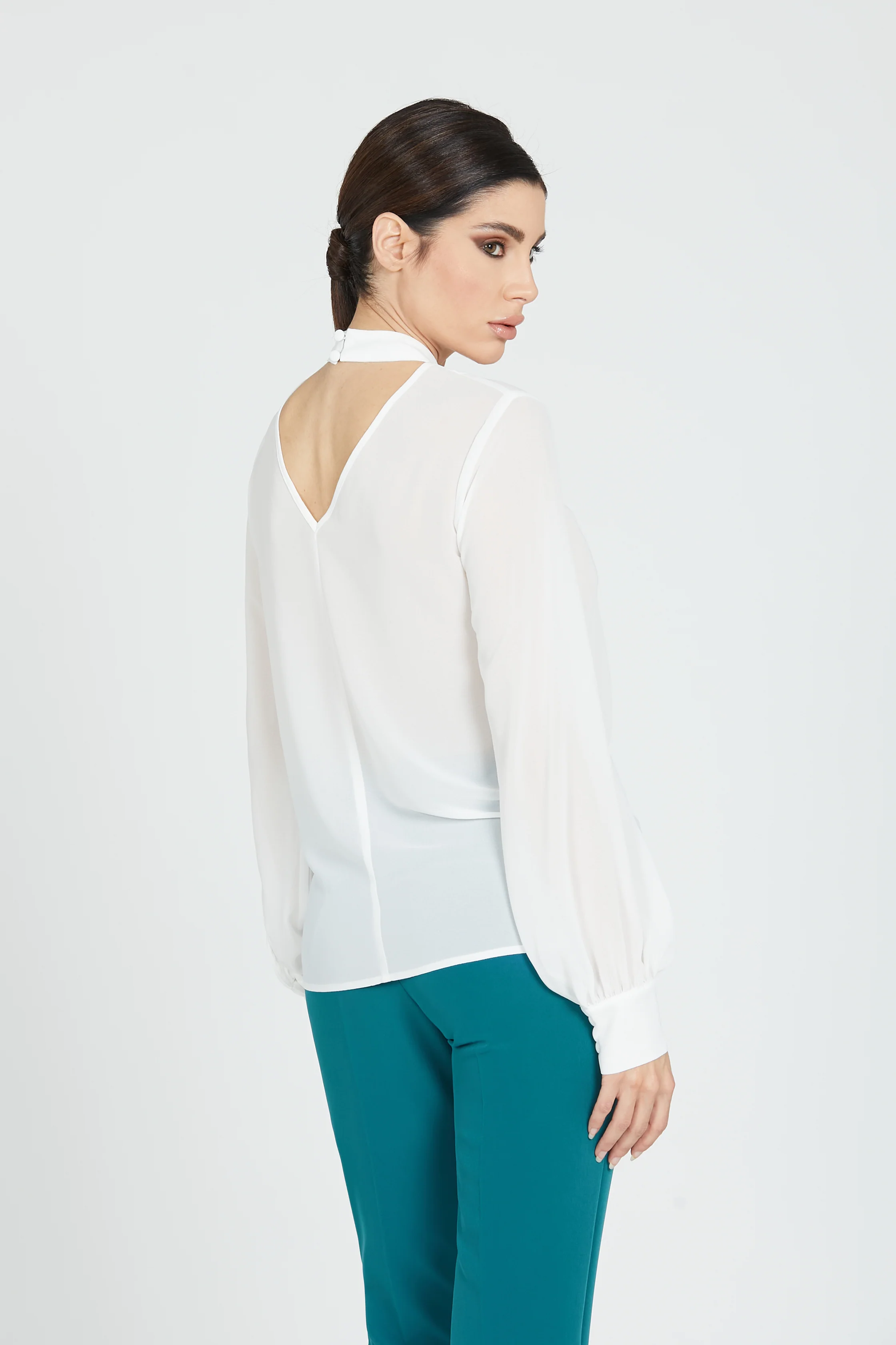 Blusa MUKUT manica lunga con fiocchi scollo a v retro - Image 4