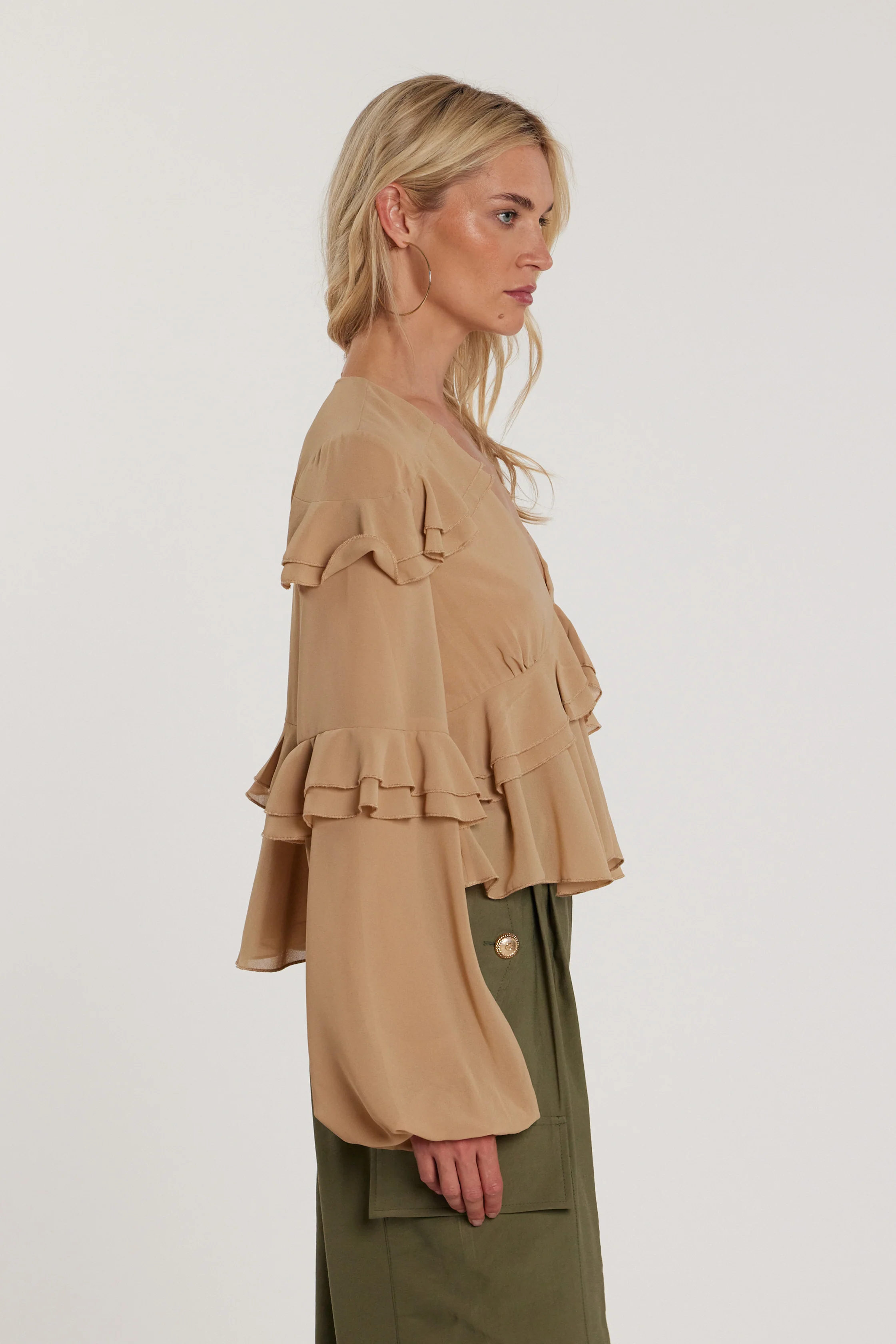 Blusa URSULAS maniche lunghe palloncino con rouches scollo a V con balze - Image 2
