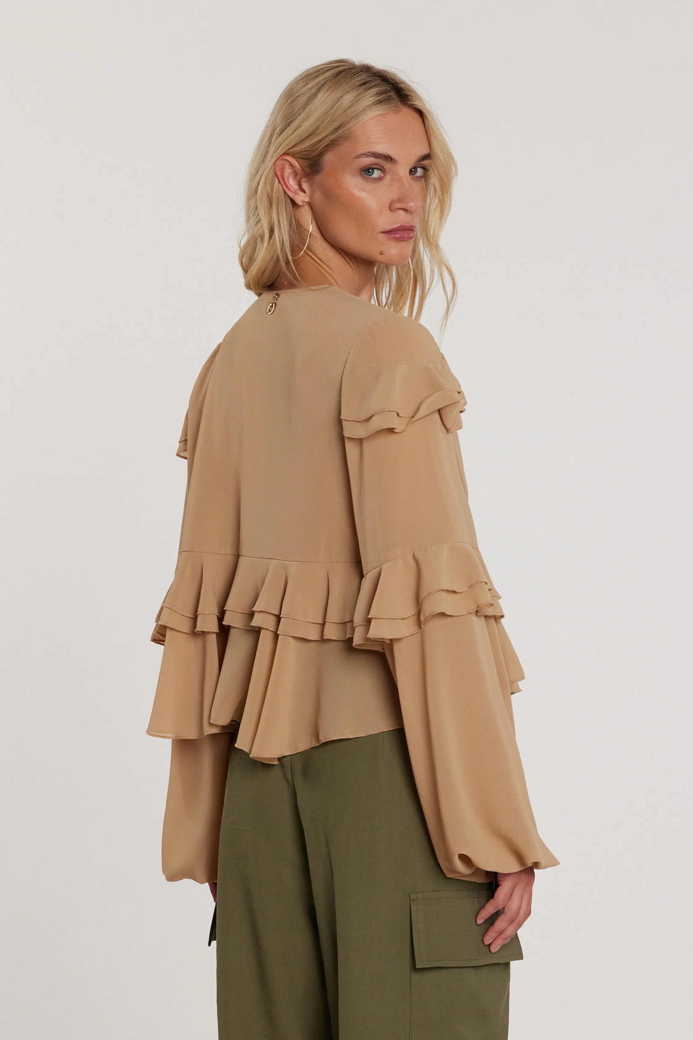 Blusa URSULAS maniche lunghe palloncino con rouches scollo a V con balze - Image 3
