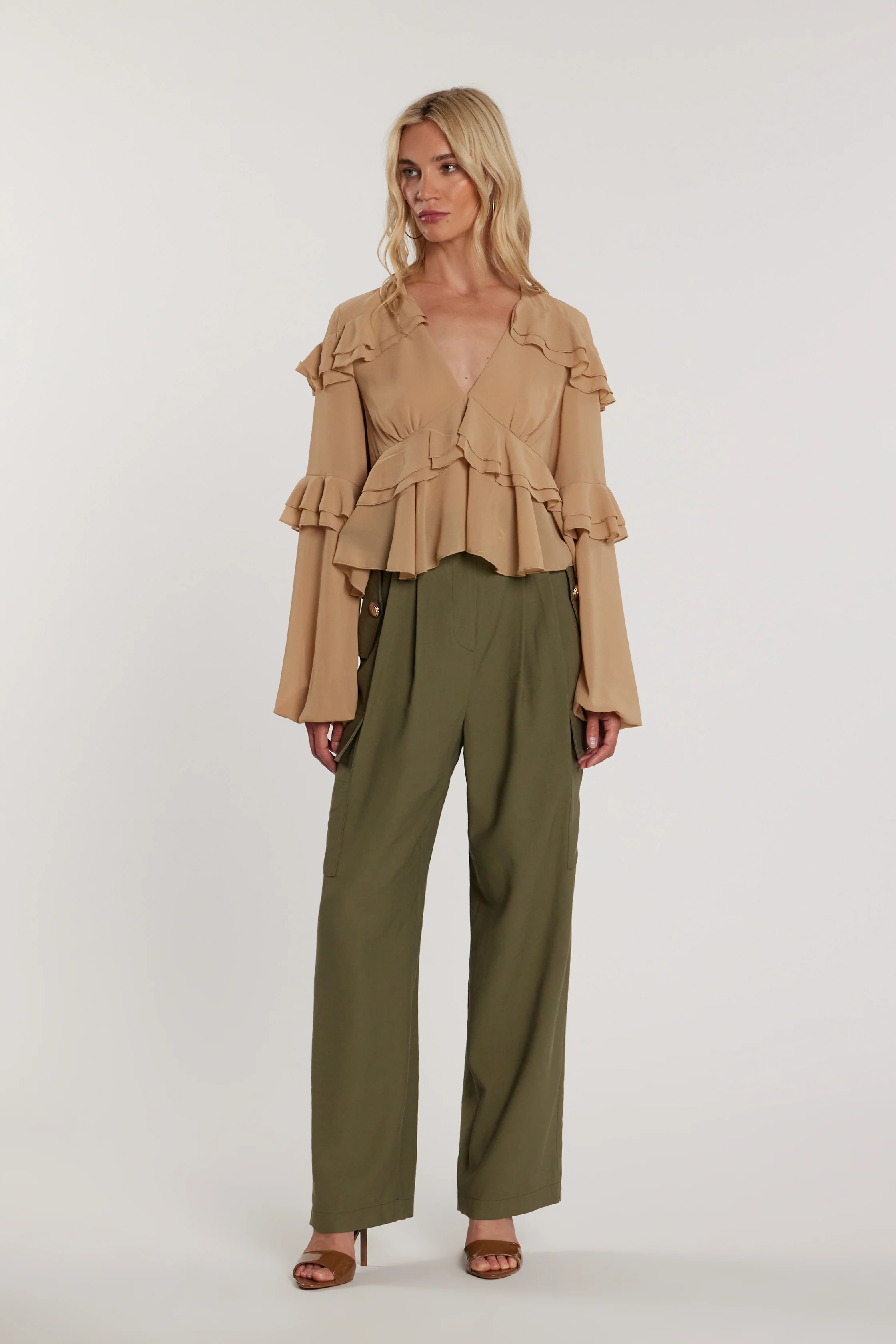 Blusa URSULAS maniche lunghe palloncino con rouches scollo a V con balze - Image 4