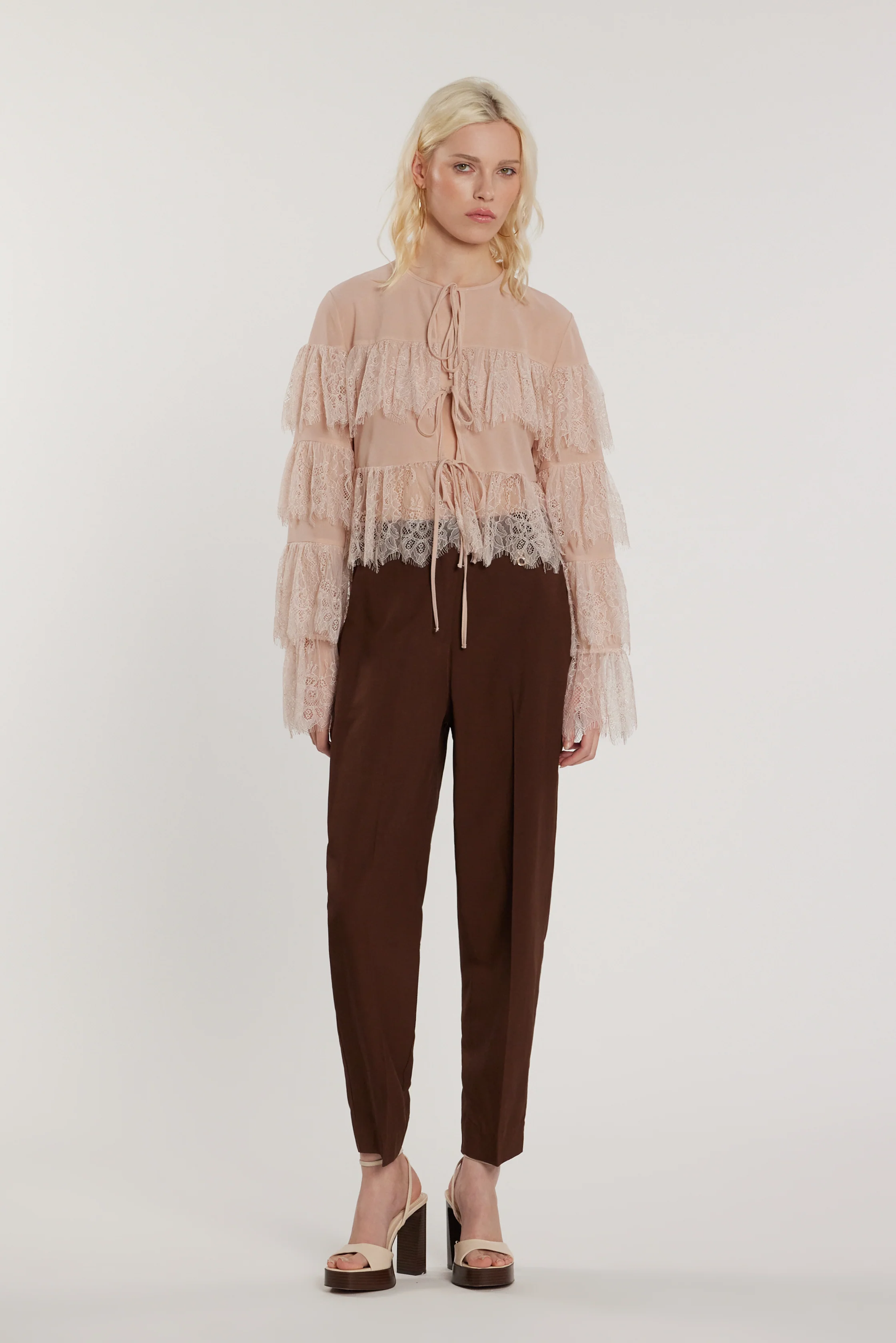 Blusa VYCTORIA_P maniche lunghe con balze in pizzo più laccetti - Image 4