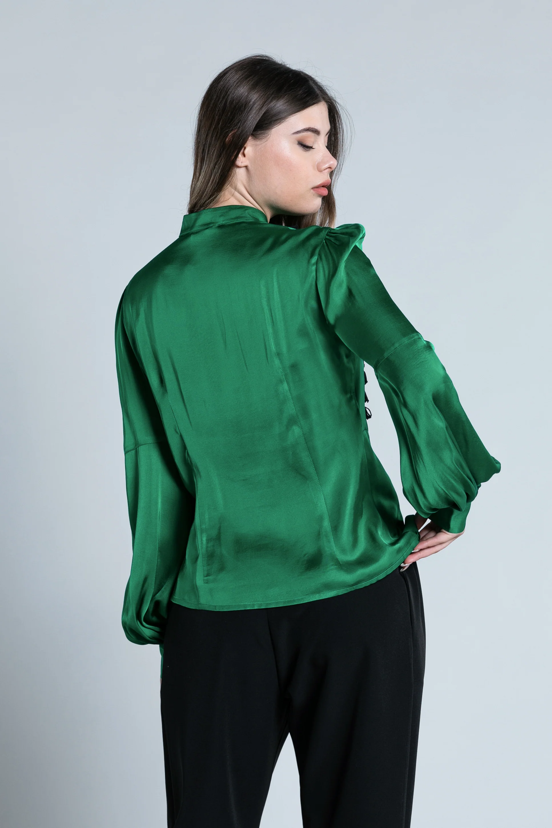 Camicia BEAR manica lunga collo koreana con bott.gioiello più pieghe più pendagli - Image 3