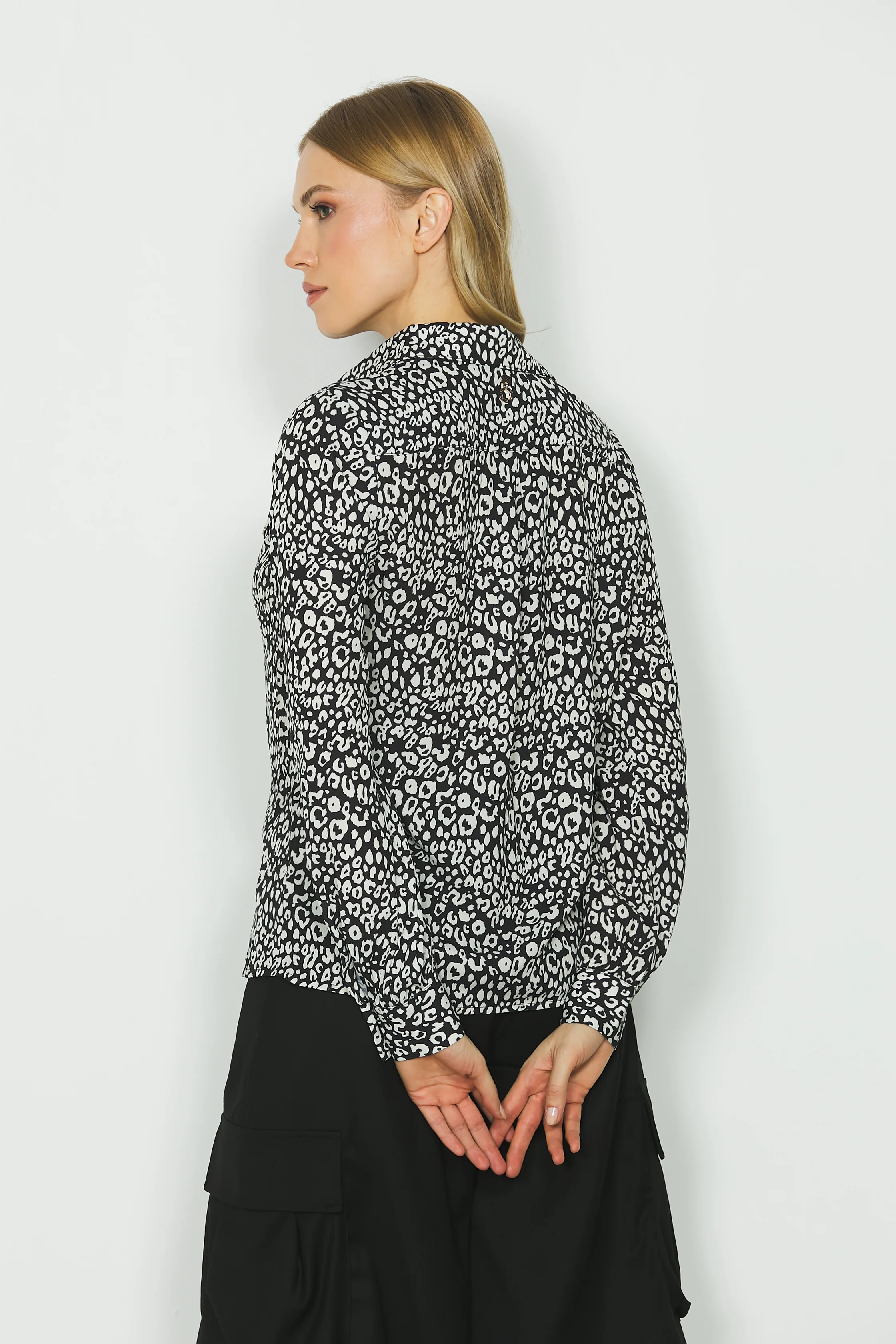 Camicia LILLIAM manica lunga con patte più bottoni fantasia maculata - Image 3