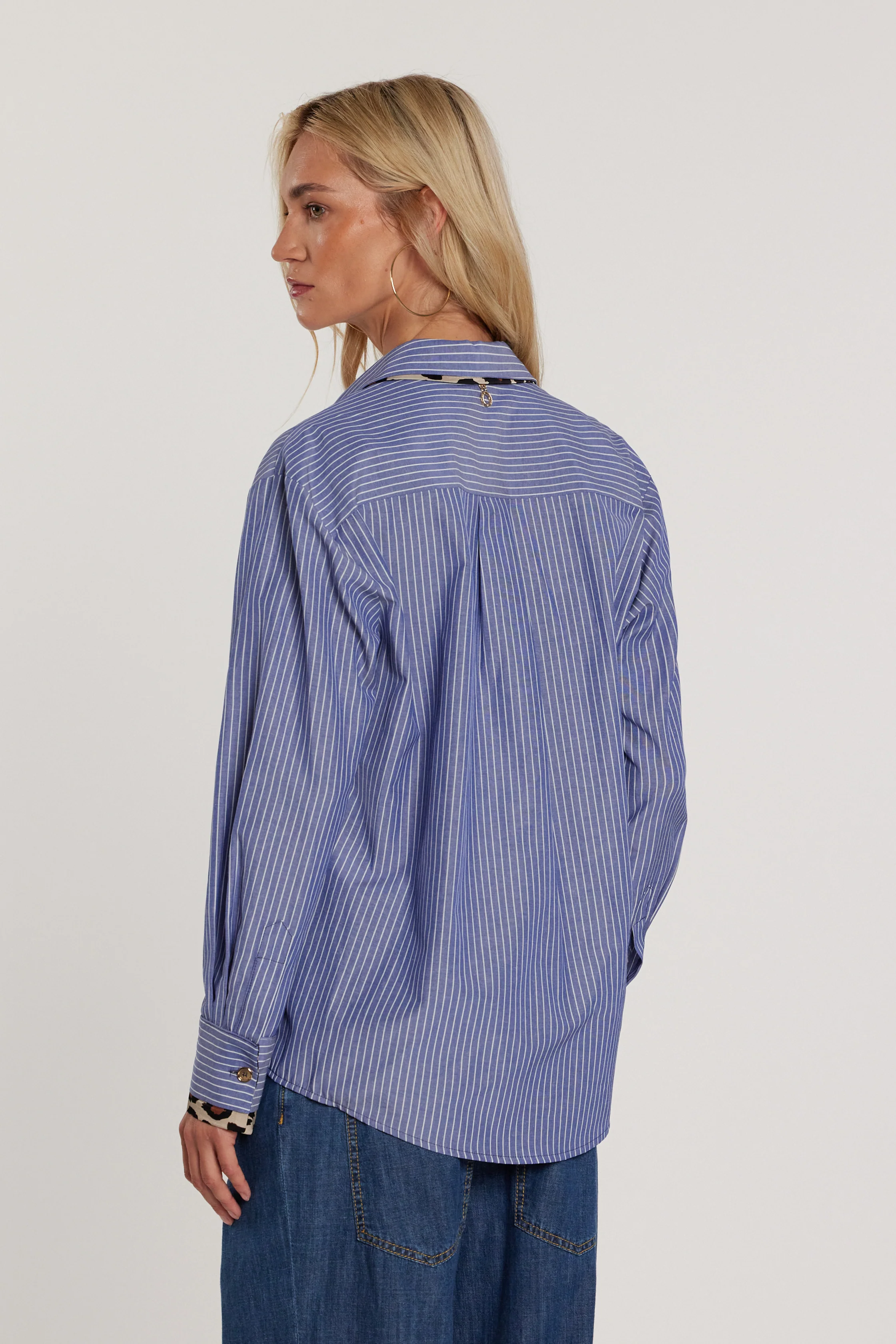 Camicia MARTINE maniche lunghe con doppio polso più fantasia animalier più tasca a punta righe - Image 3