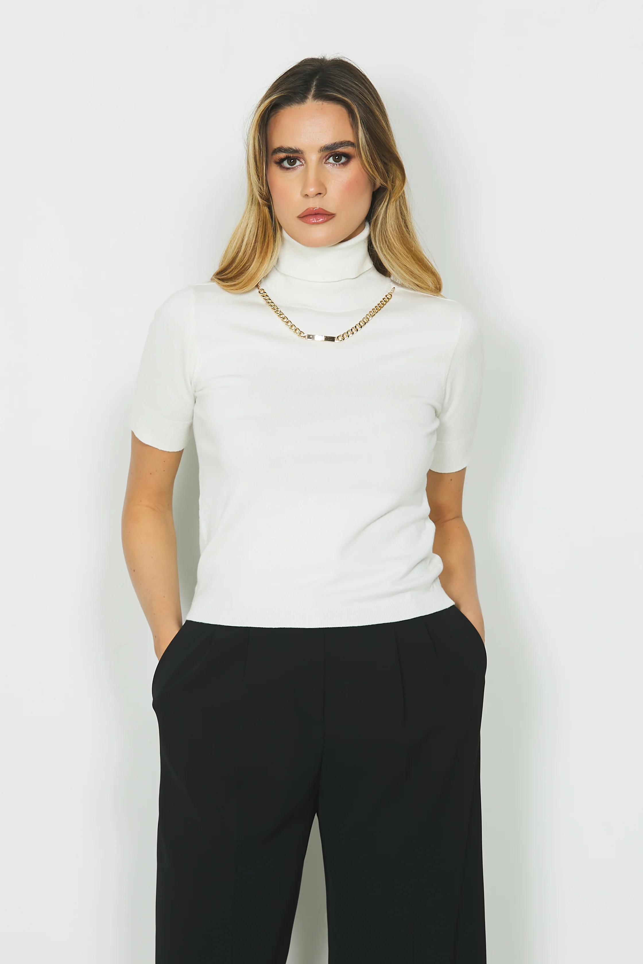Maglia AGLOS mezza manica dolcevita con collana più logo