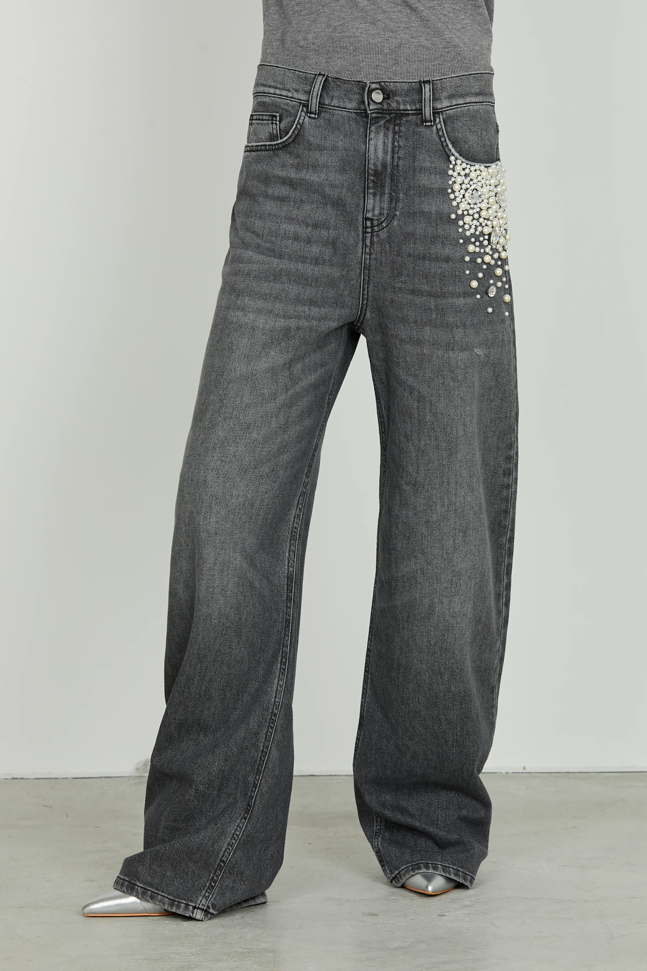 Panta GISELLE_31 v.media 5ts con perle più pietre strass loose fit denim black - Image 2