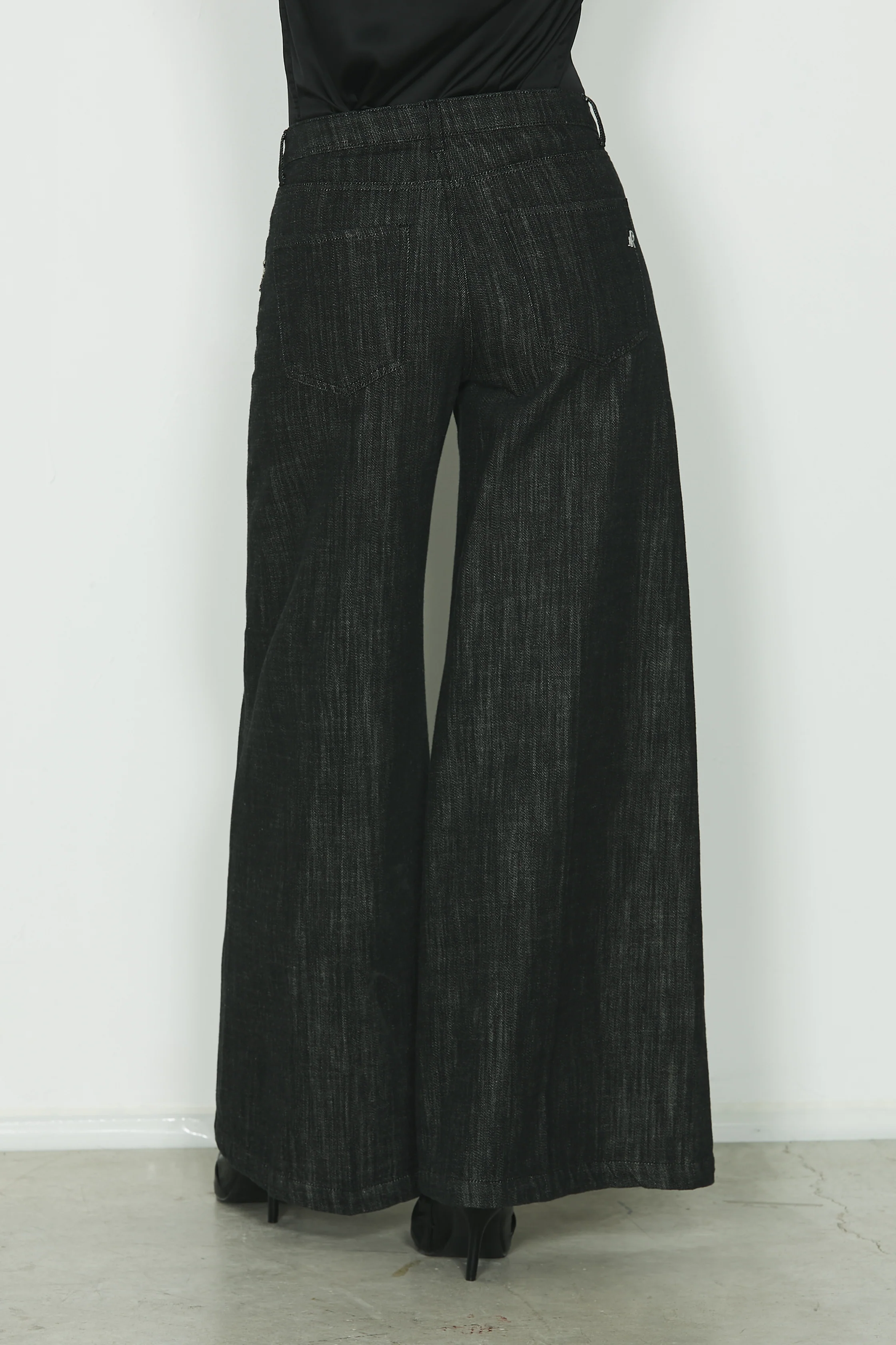 Panta LINDA_30 vita media 5 ts con bottone gioiello wild fit in black denim - Image 3