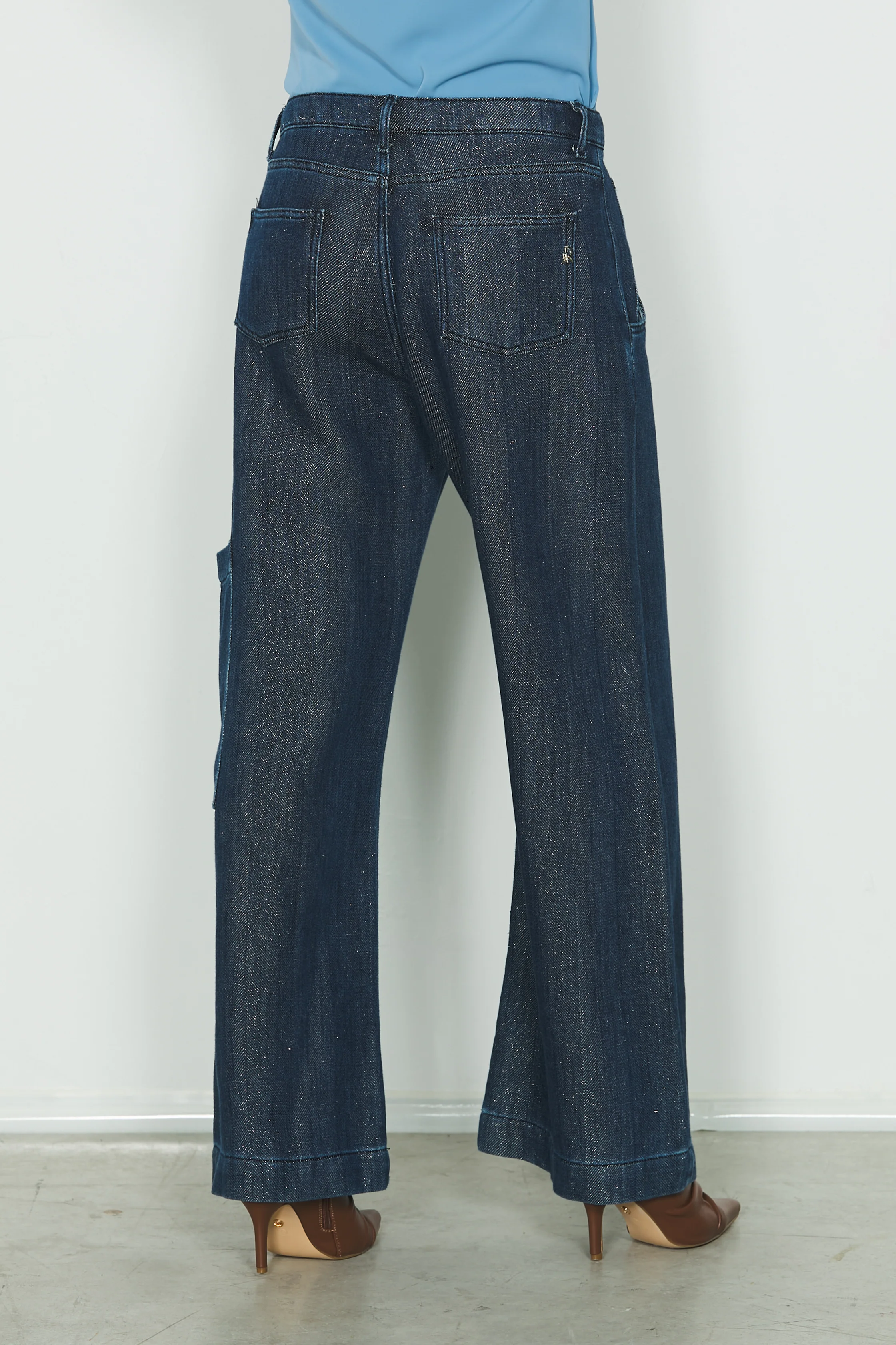 Panta VEGA_20 vita media con tascone cargo fit in blue denim più lurex - Image 3