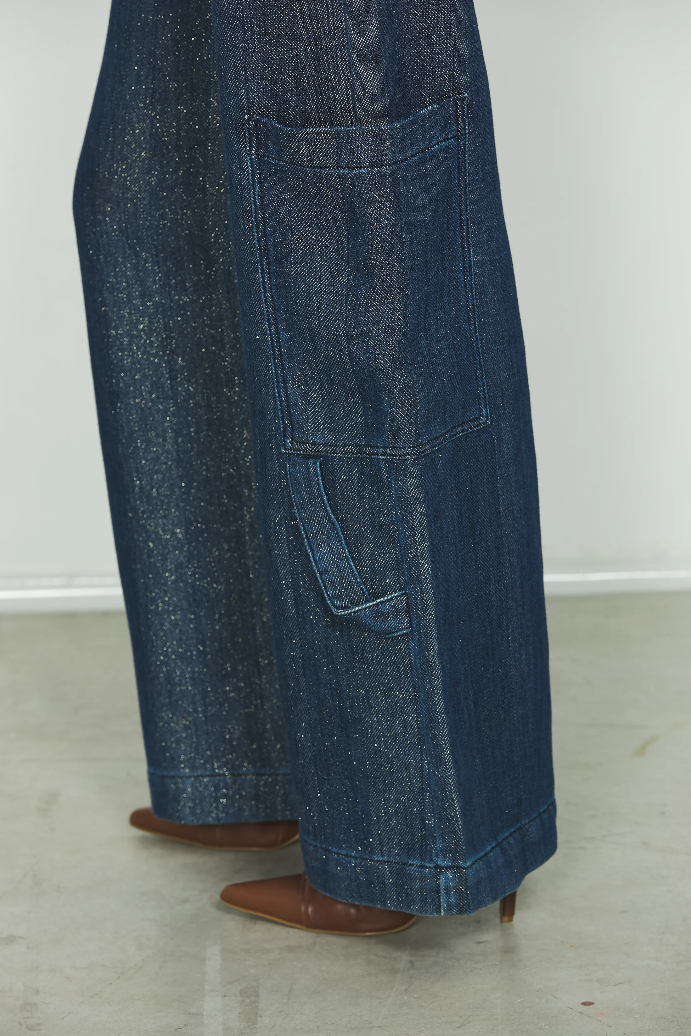 Panta VEGA_20 vita media con tascone cargo fit in blue denim più lurex - Image 4
