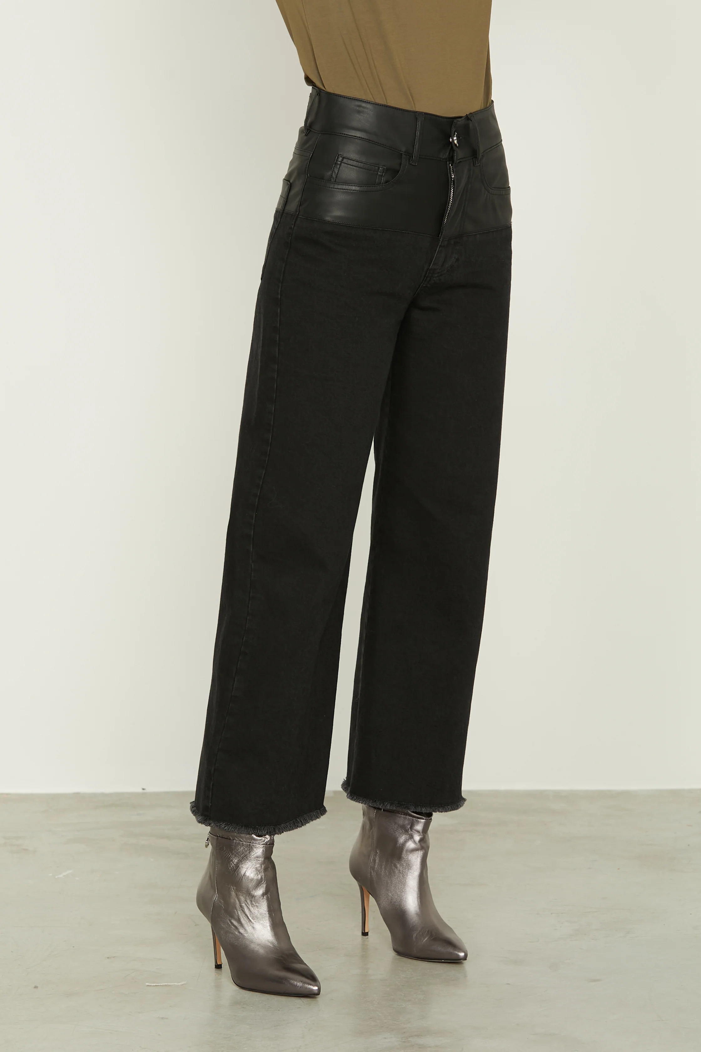 Jeans VICL_A v.alta crop 5ts con ins.ecopelle più f.do sfrangiato denim black - Image 3