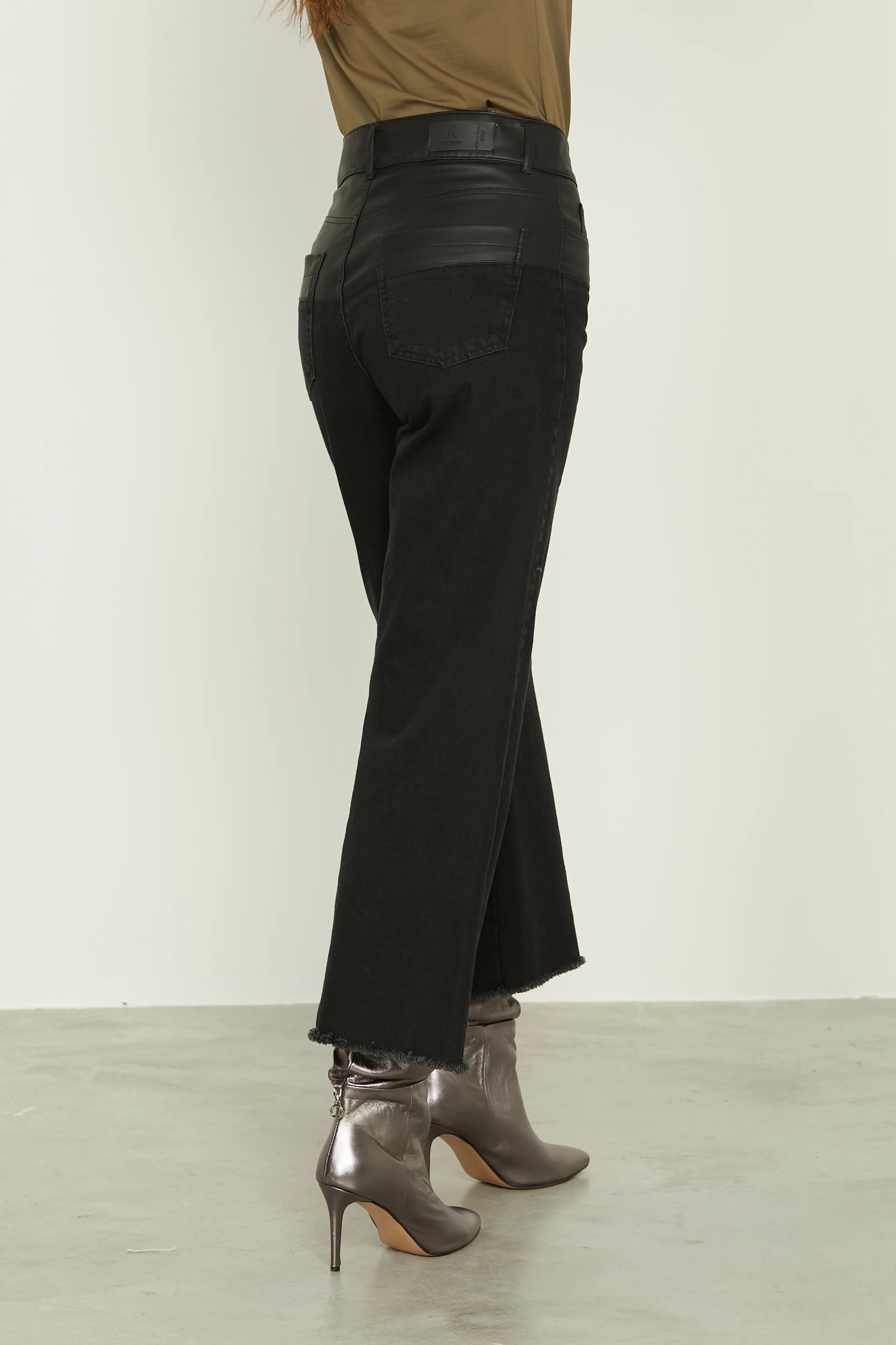Jeans VICL_A v.alta crop 5ts con ins.ecopelle più f.do sfrangiato denim black - Image 4