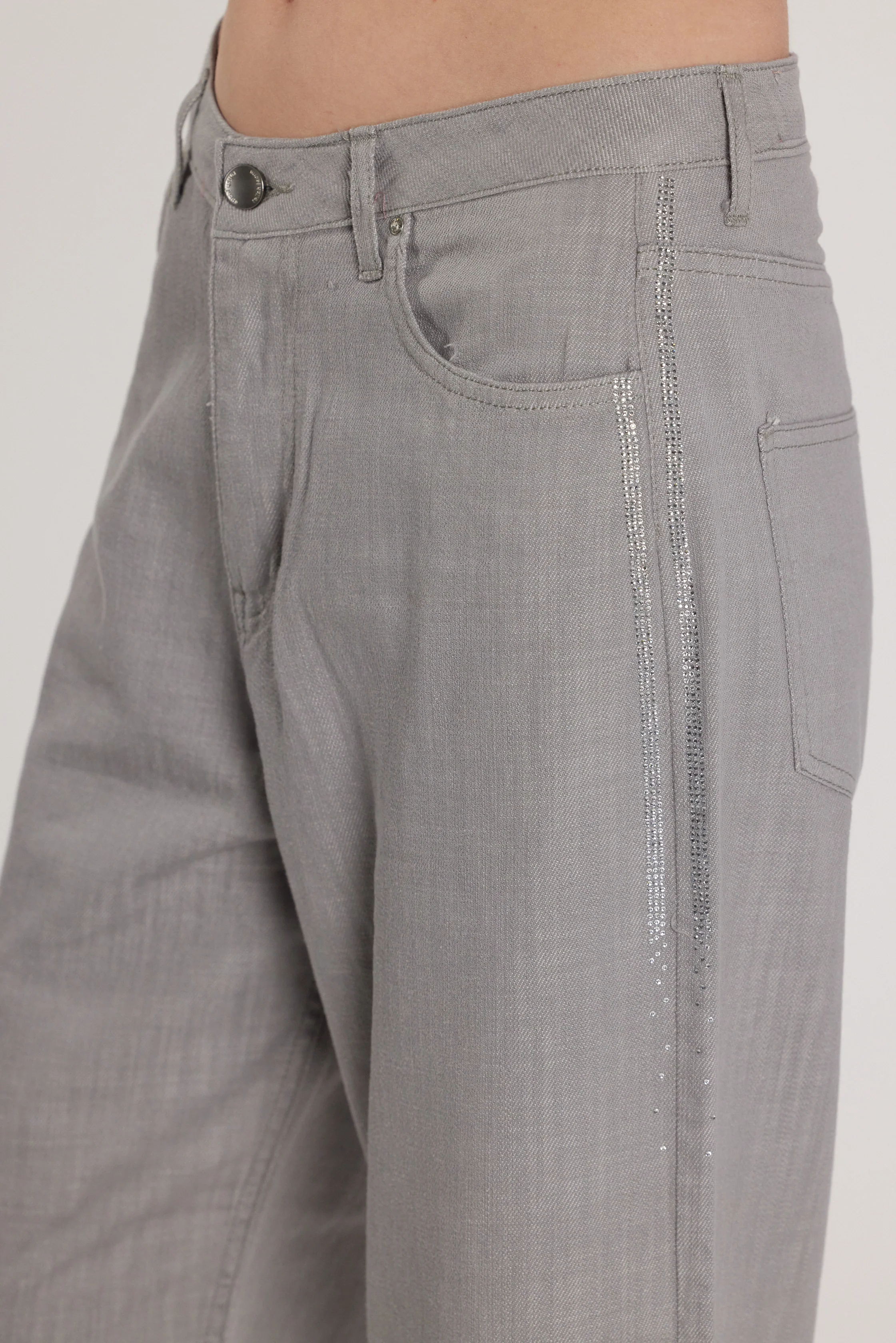 Pantalone CARLA_32 vita media cinque tasche con applicazioni strass laterali baggy fit grey cotone - Image 4