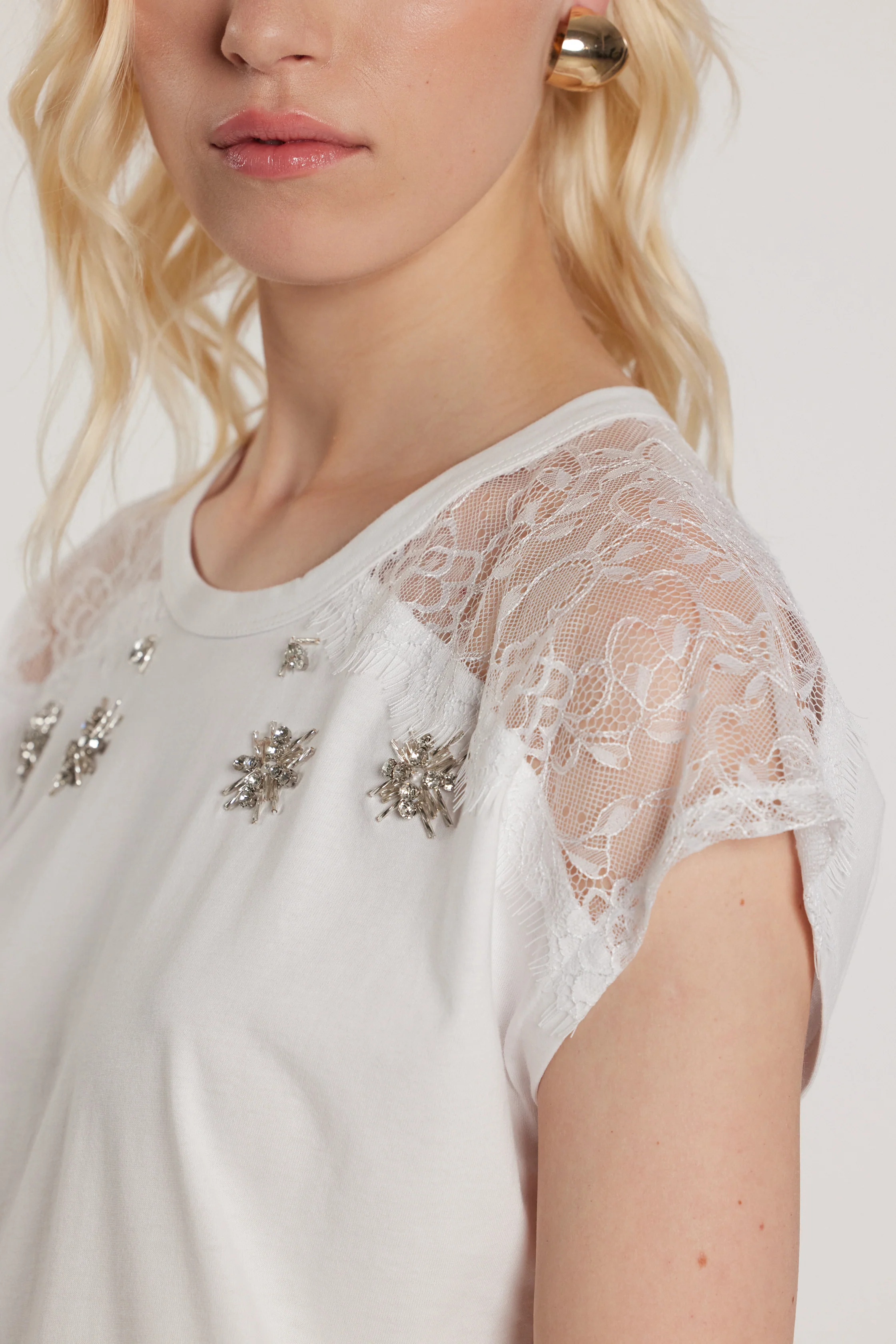 T-Shirt ANNABELLA maniche corte pizzo con applicazioni pietre - Image 4