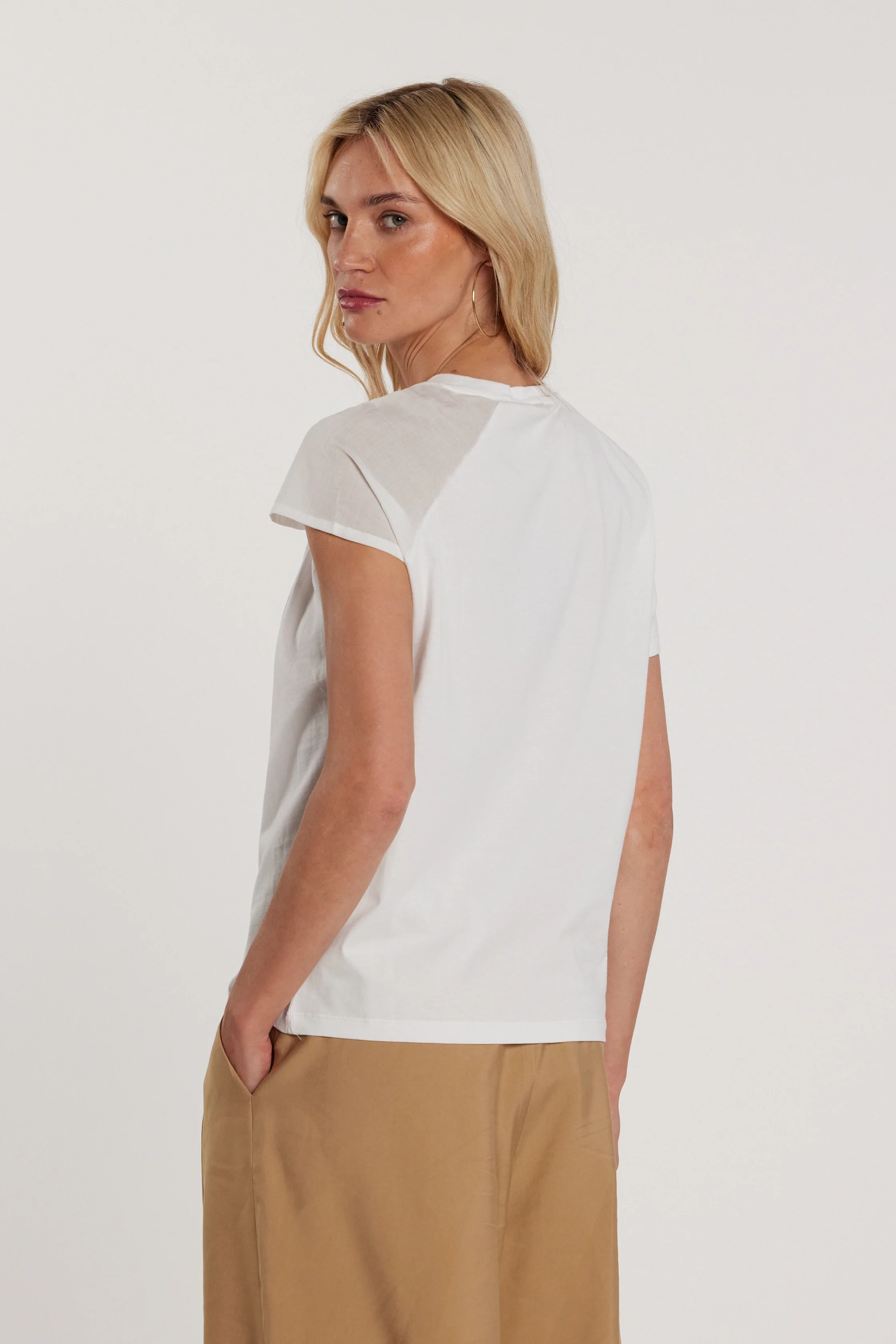 T-Shirt LATERAL maniche corte con arriccio sulla spalla più spilla logo strass - Image 3