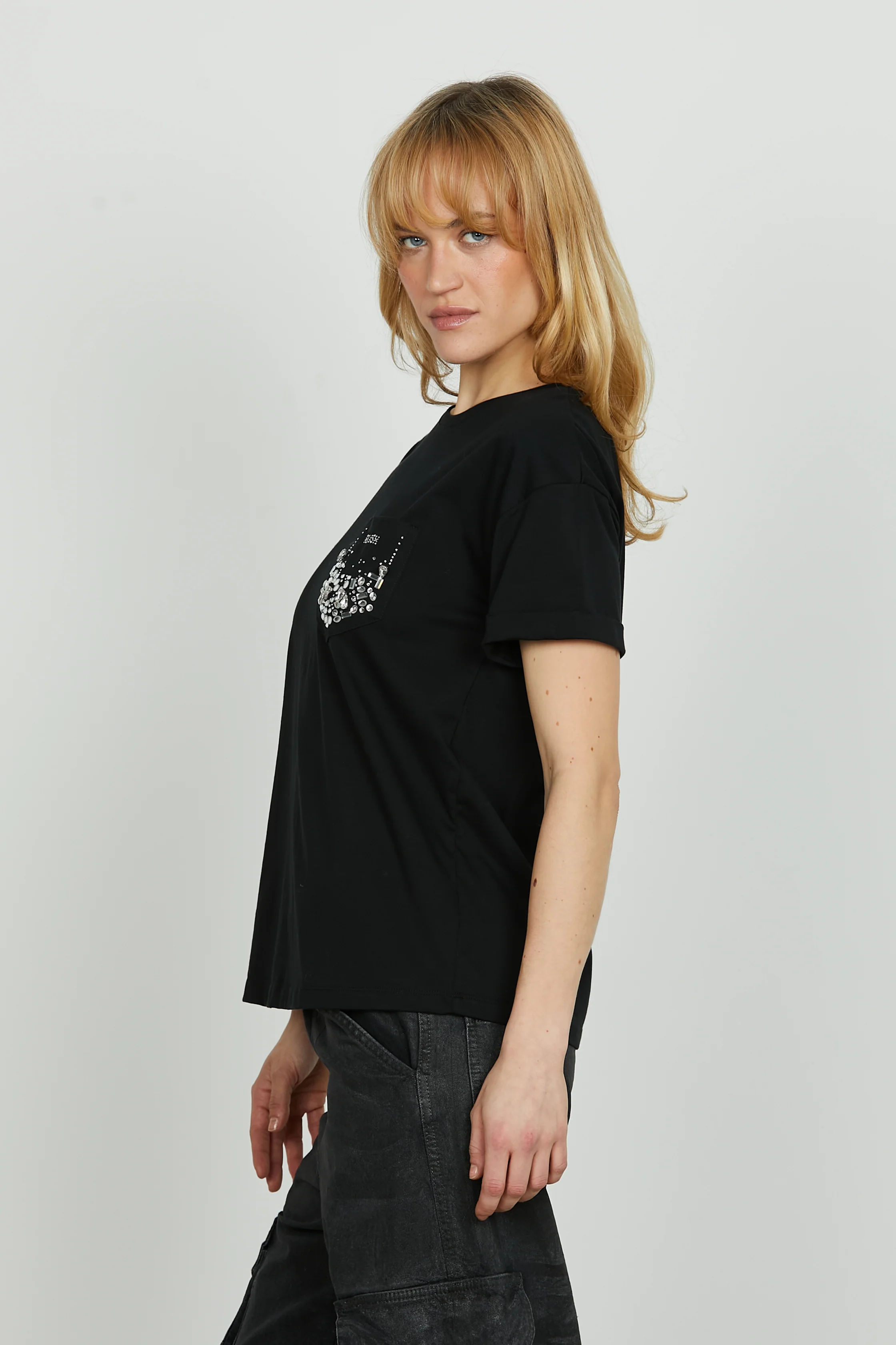T-shirt LYRA mezza manica v/risvolto più taschino con pietre più strass - Image 2