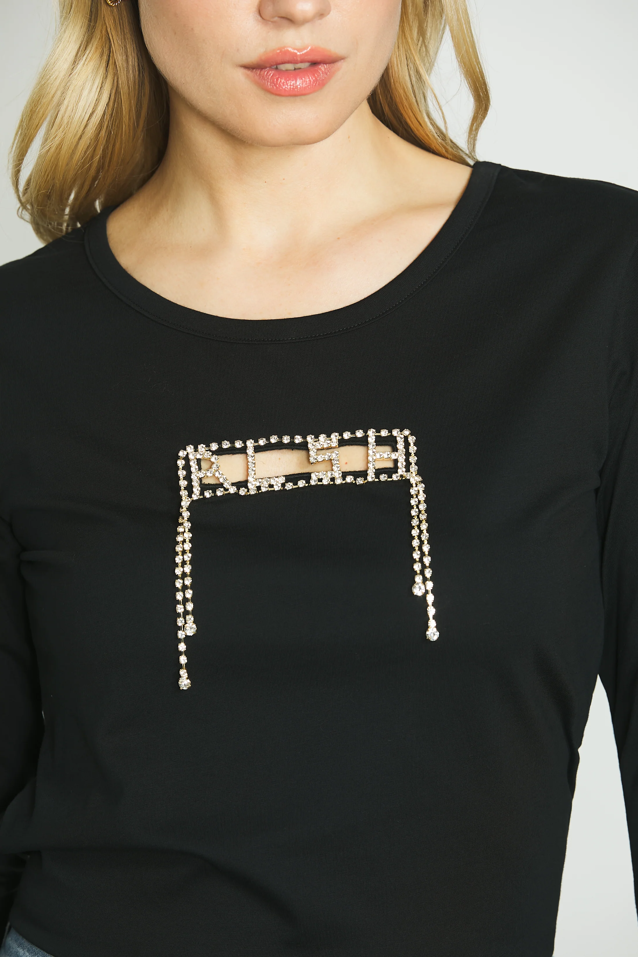 T-shirt RAFFAELLA manica lunga con arriccio più apertura seno con strass logo - Image 4