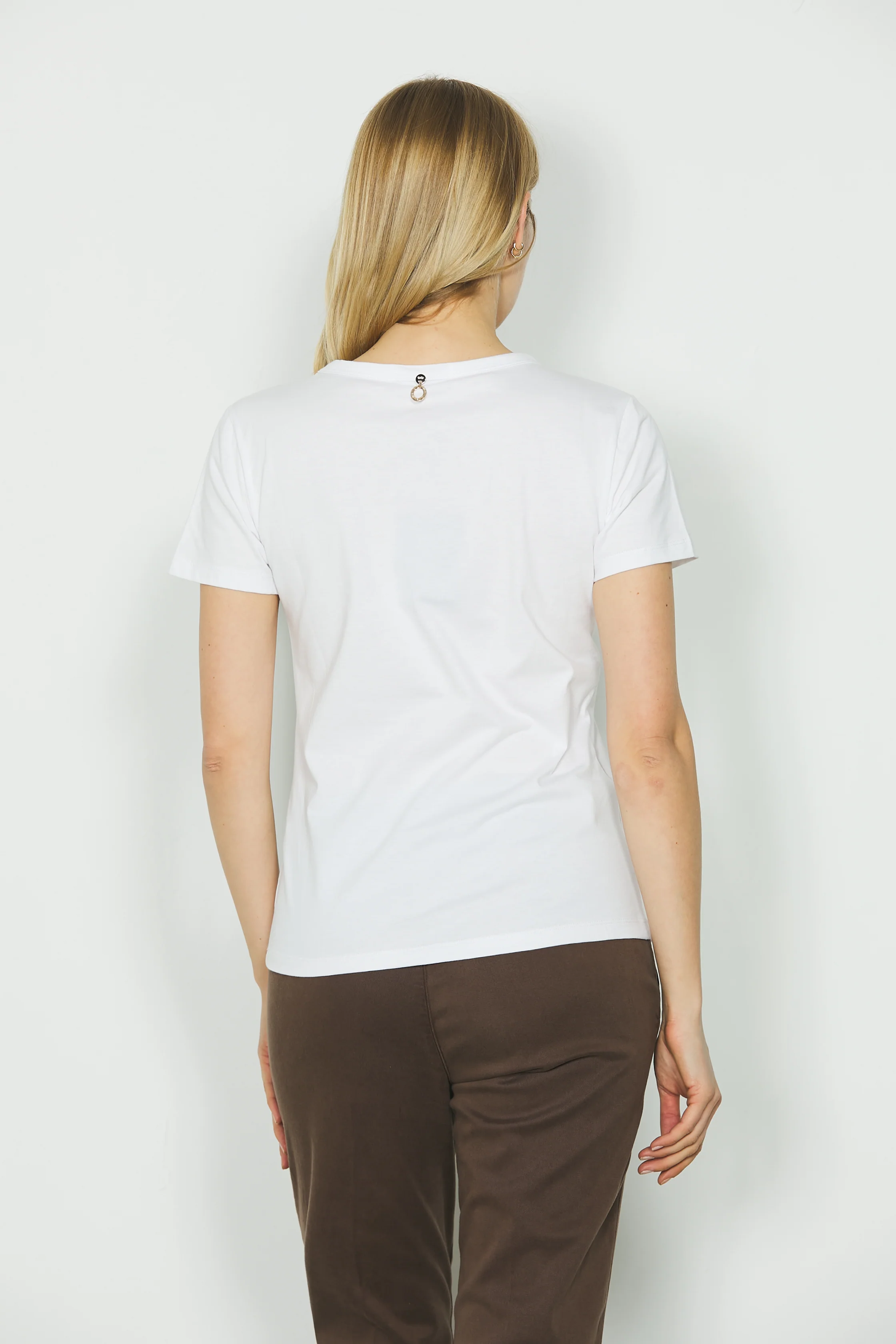 T-shirt ROSSANA m/m con tagli spalla più bottoni strass più stampa - Image 3