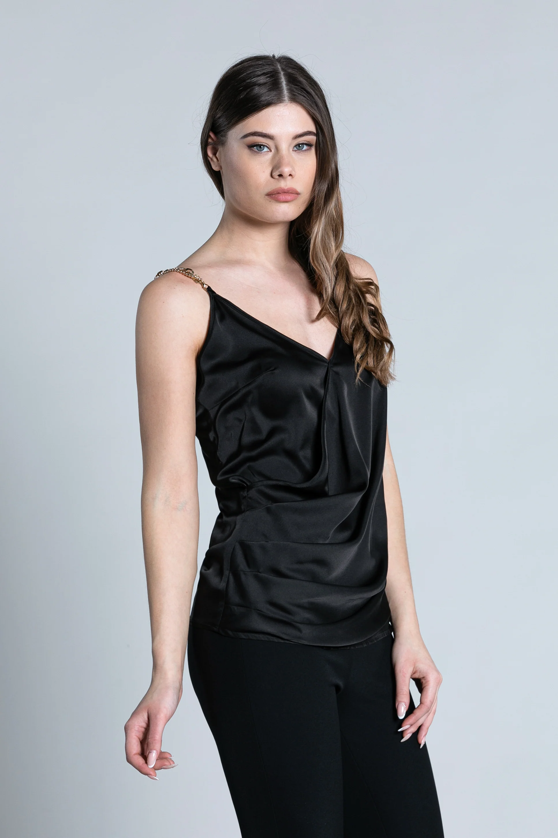 Top CAMI con bretelle catena più pieghe - Image 3